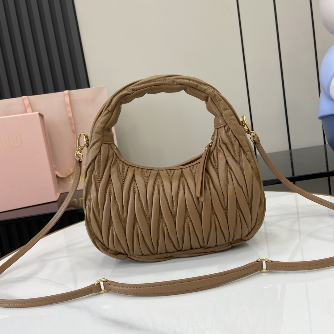 MiuMiu MiuWander Bag(23×13×7CM）