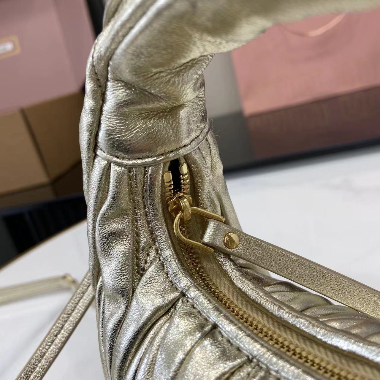 MiuMiu Mini MiuWander Bag(17.5×14×5.5CM）