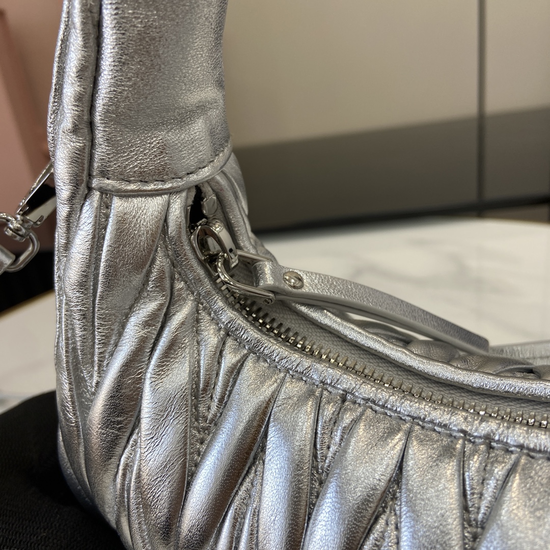 MiuMiu MiuWander Bag(23×13×7CM）