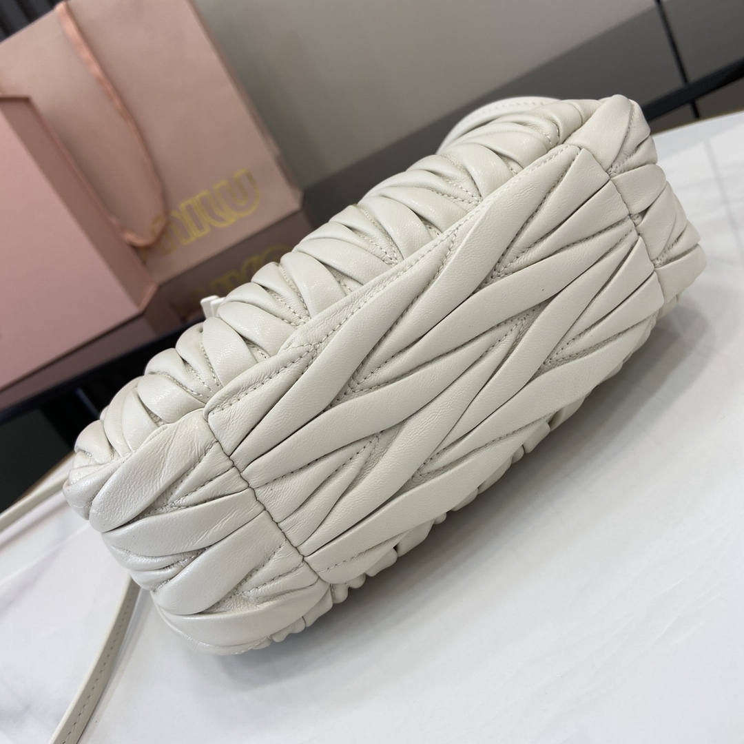 MiuMiu MiuWander Bag(23×13×7CM）