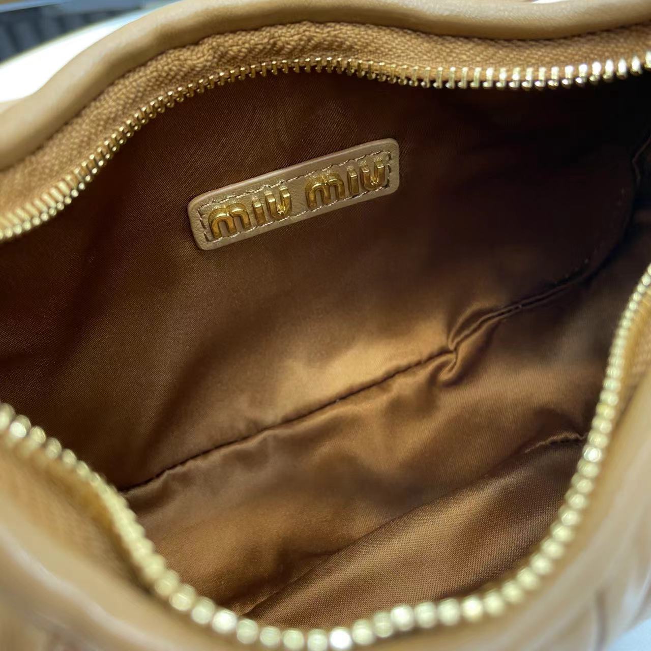 MiuMiu Mini MiuWander Bag(17.5×14×5.5CM）