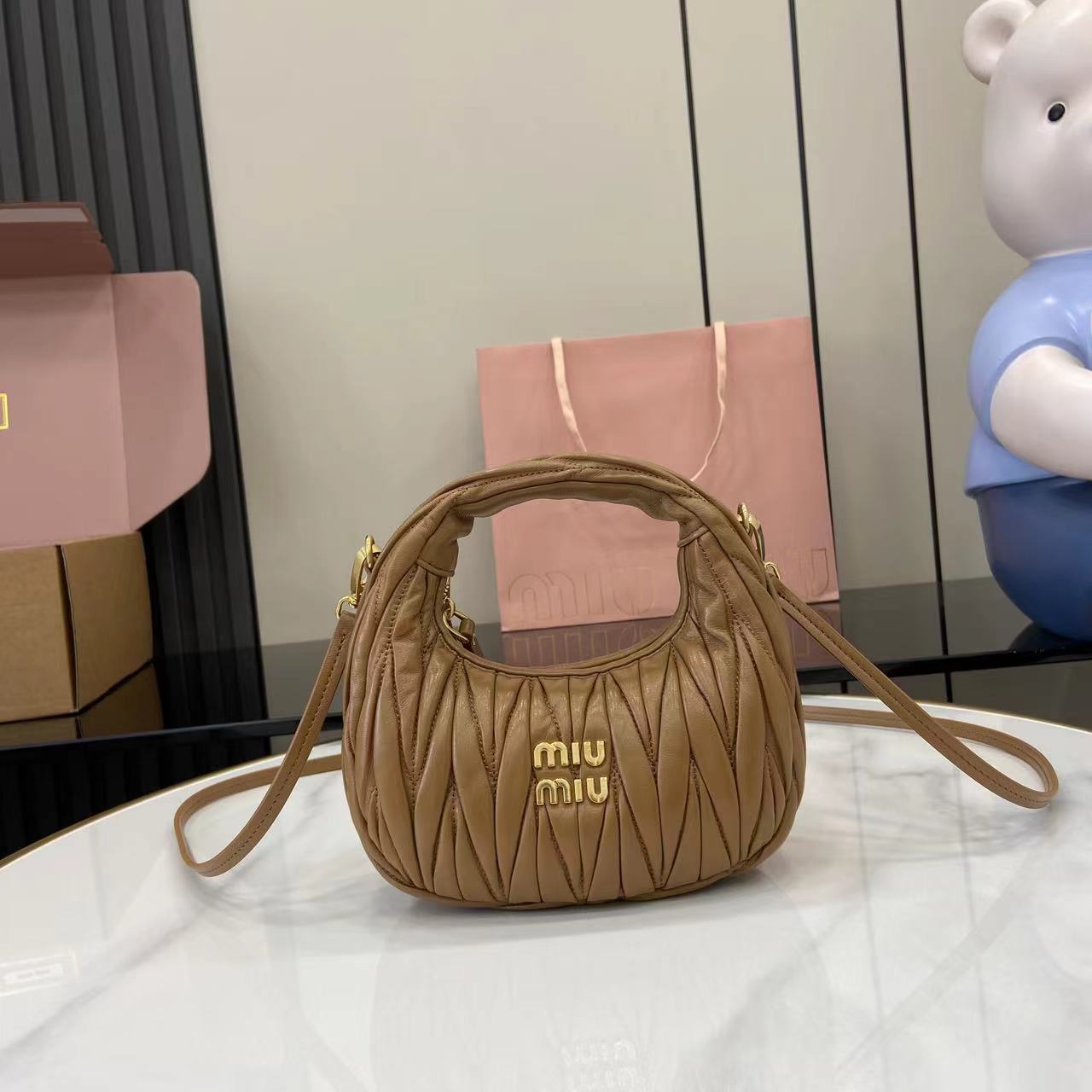 MiuMiu Mini MiuWander Bag(17.5×14×5.5CM）