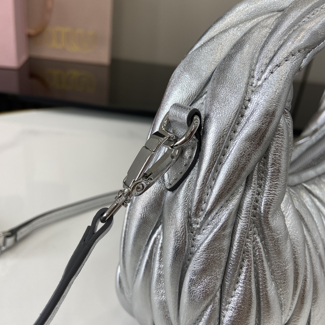 MiuMiu Mini MiuWander Bag(17.5×14×5.5CM）