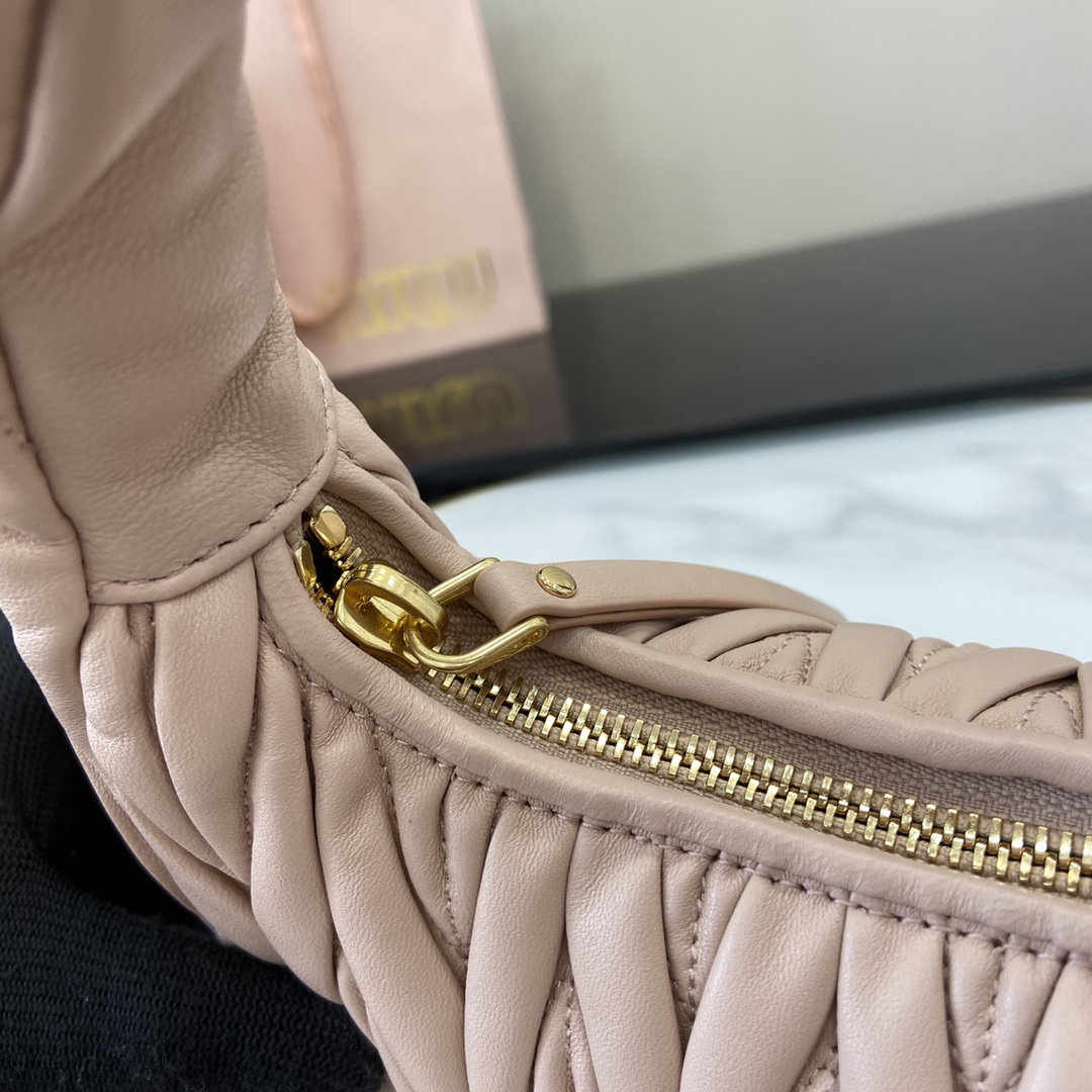 MiuMiu MiuWander Bag(23×13×7CM）