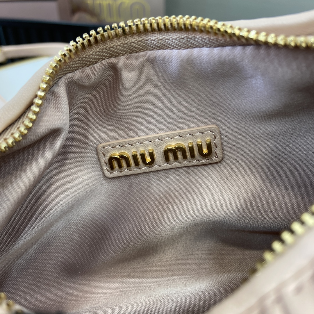 MiuMiu MiuWander Bag(23×13×7CM）