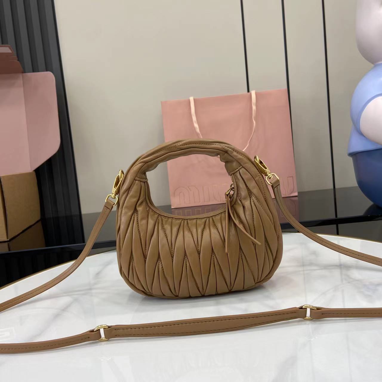 MiuMiu Mini MiuWander Bag(17.5×14×5.5CM）