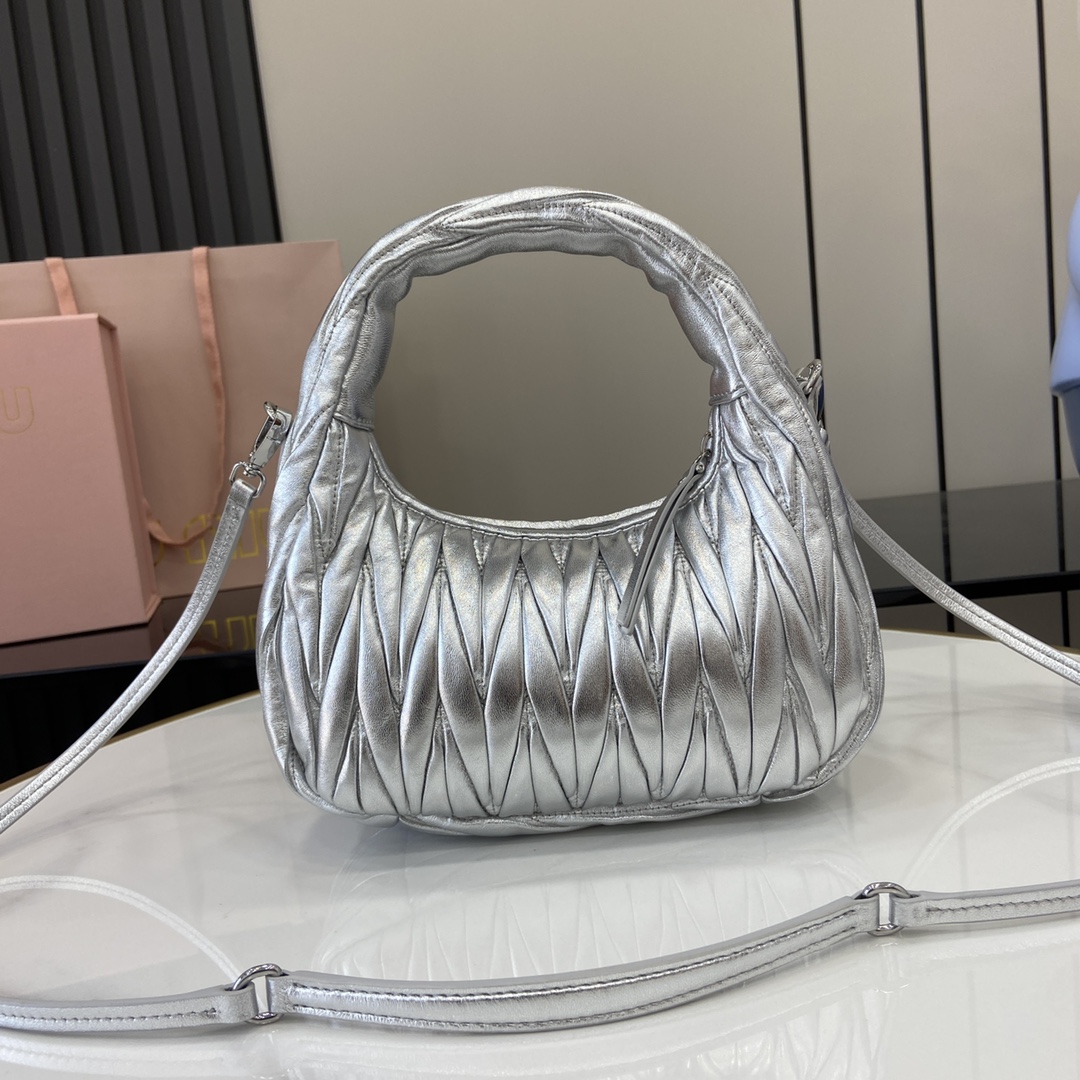 MiuMiu MiuWander Bag(23×13×7CM）