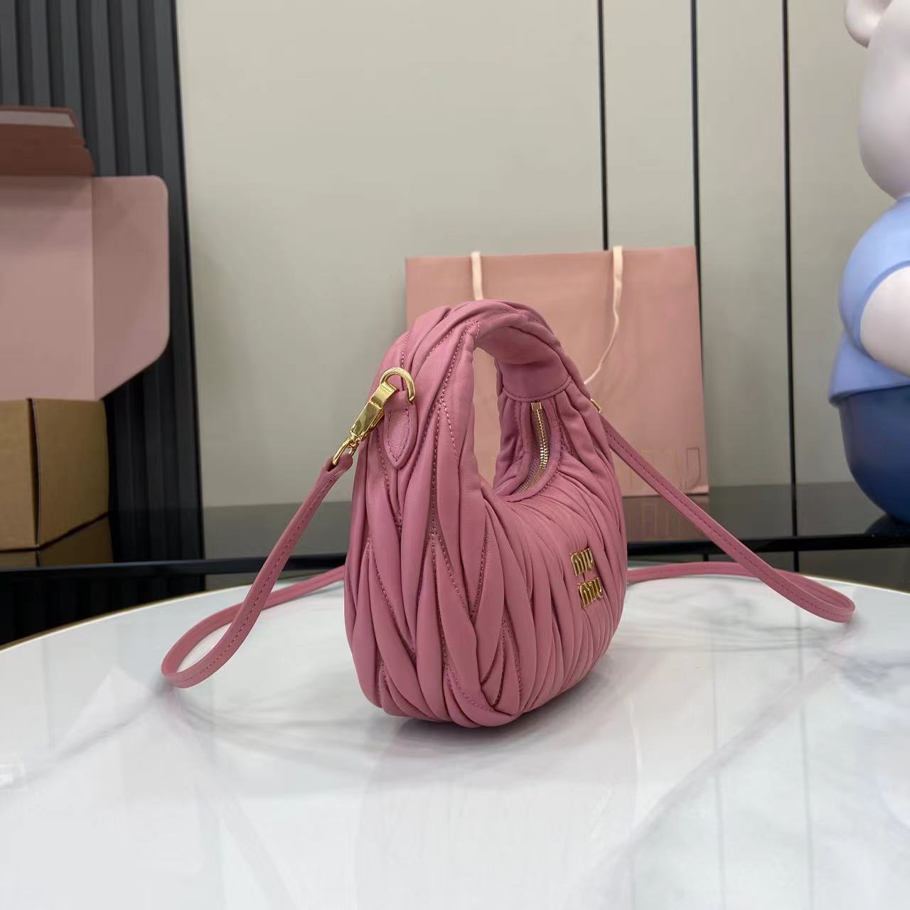 MiuMiu Mini MiuWander Bag(17.5×14×5.5CM）