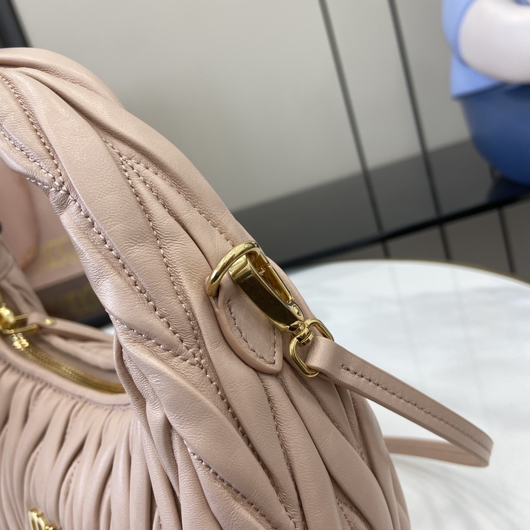 MiuMiu MiuWander Bag(23×13×7CM）