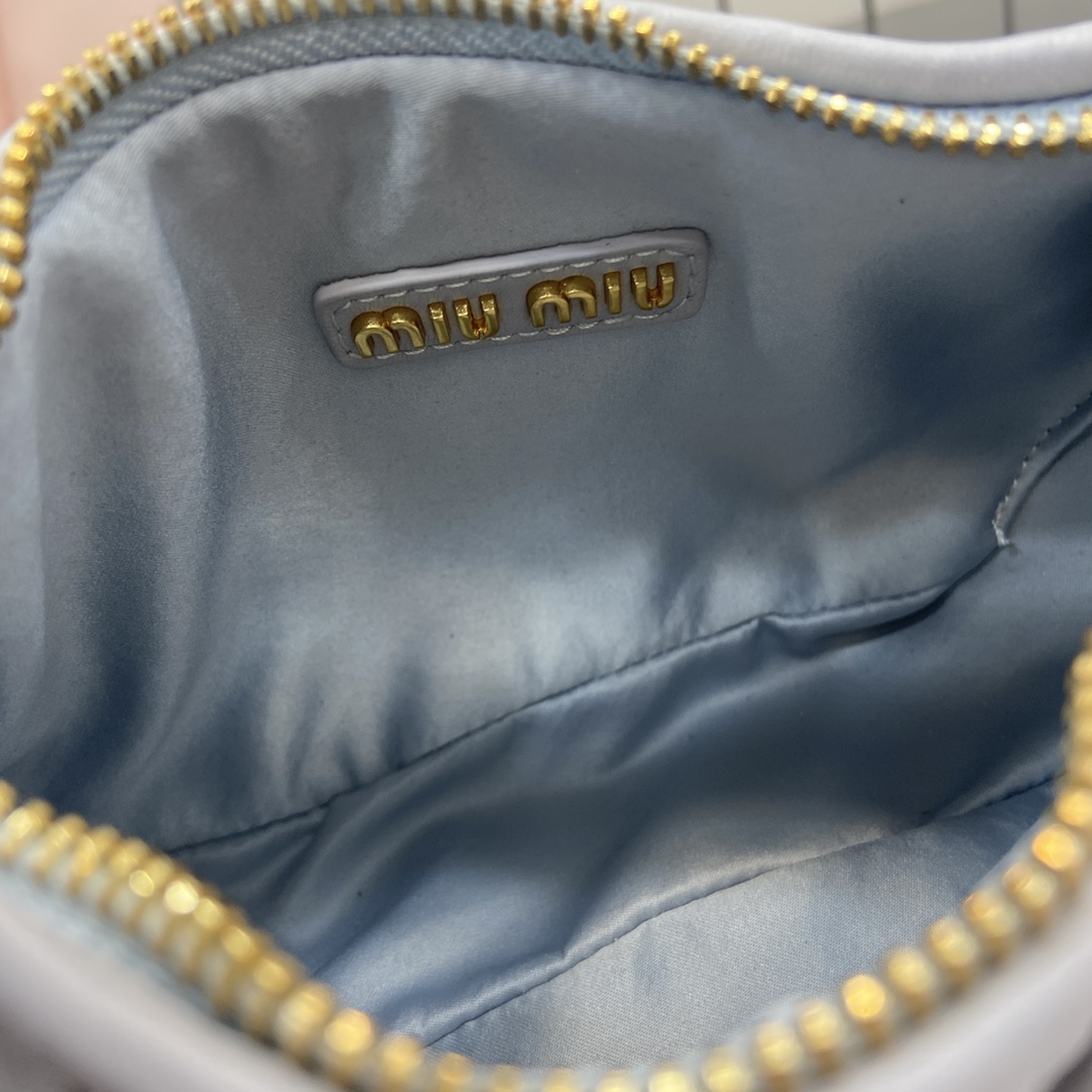 MiuMiu MiuWander Bag(23×13×7CM）