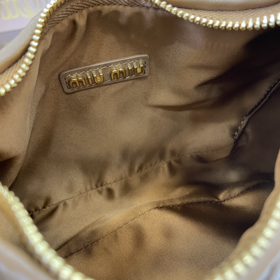 MiuMiu MiuWander Bag(23×13×7CM）