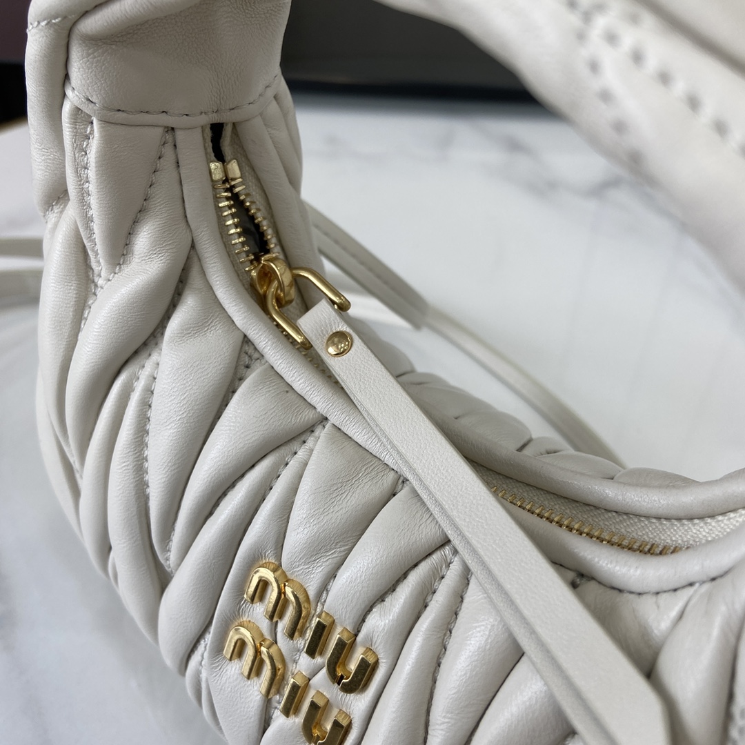 MiuMiu Mini MiuWander Bag(17.5×14×5.5CM）