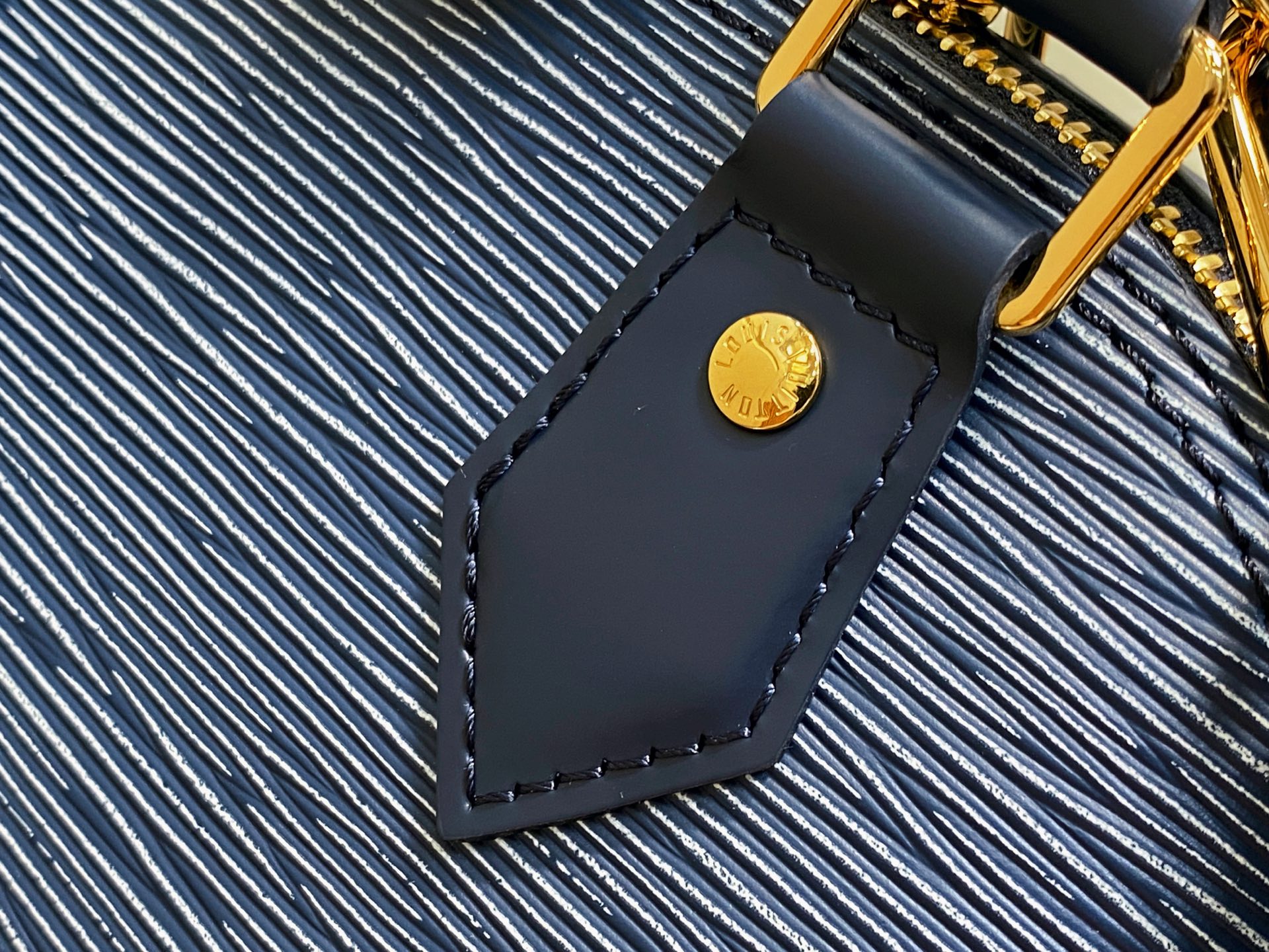 L*V Alma BB(23.5 x 17.5 x 11.5CM)