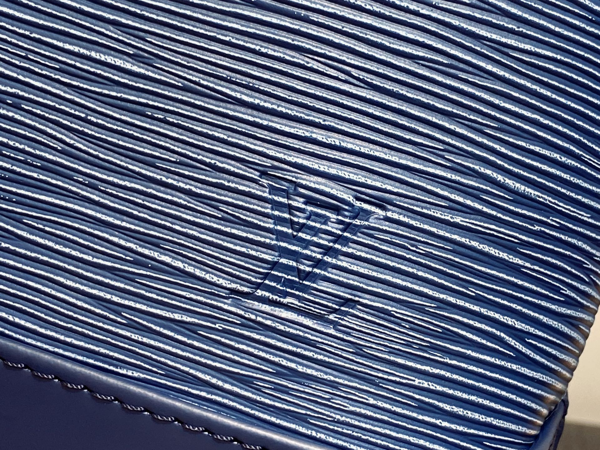 L*V Alma BB(23.5 x 17.5 x 11.5CM)