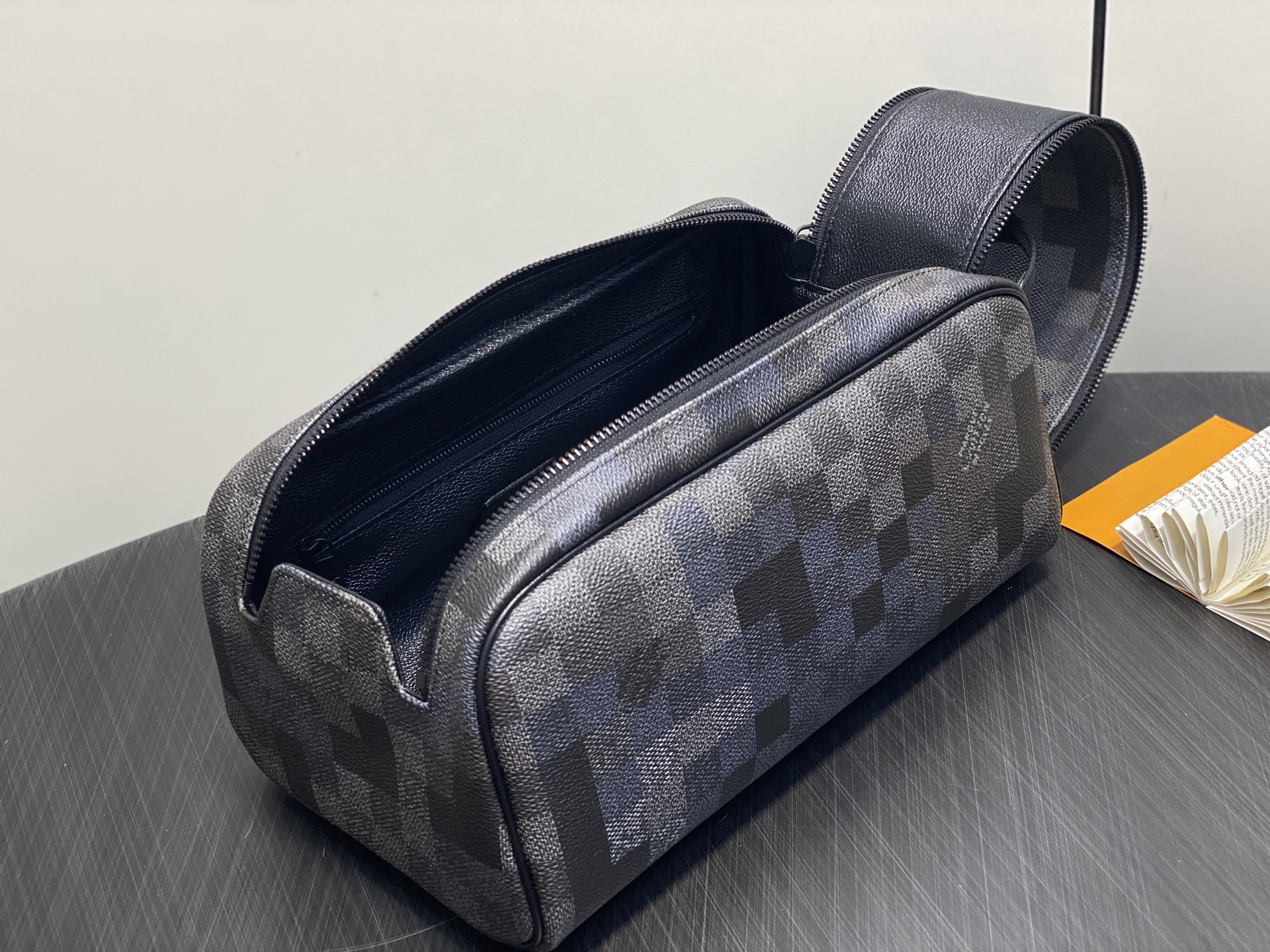 Louis Vu*tton Dopp Kit Pouch(28 x 15 x 16.5CM)
