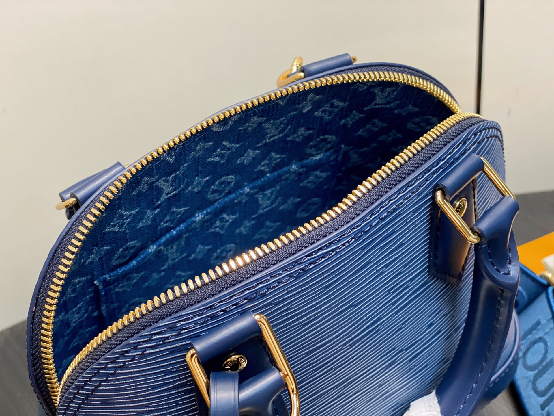 L*V Alma BB(23.5 x 17.5 x 11.5CM)