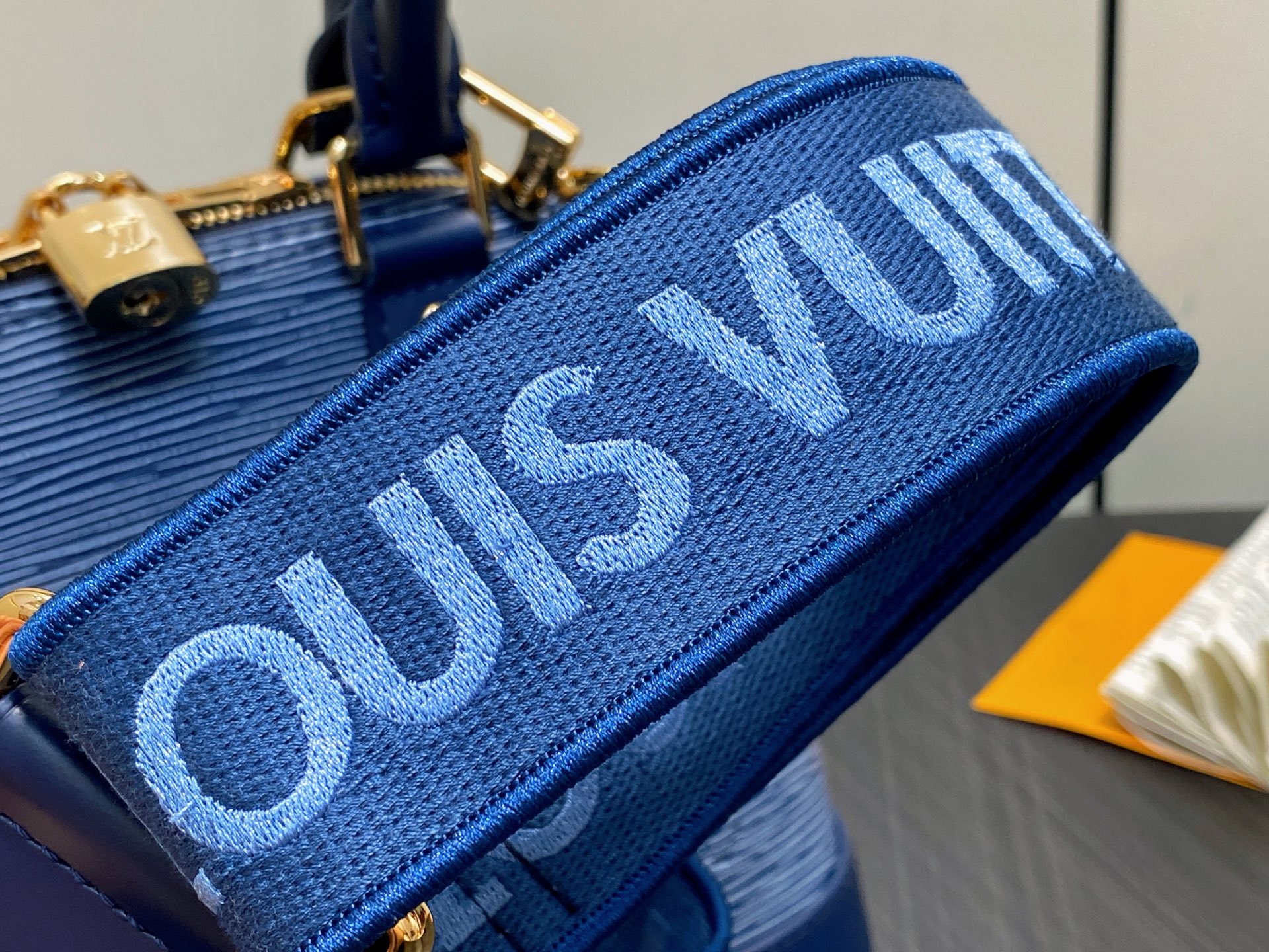 L*V Alma BB(23.5 x 17.5 x 11.5CM)