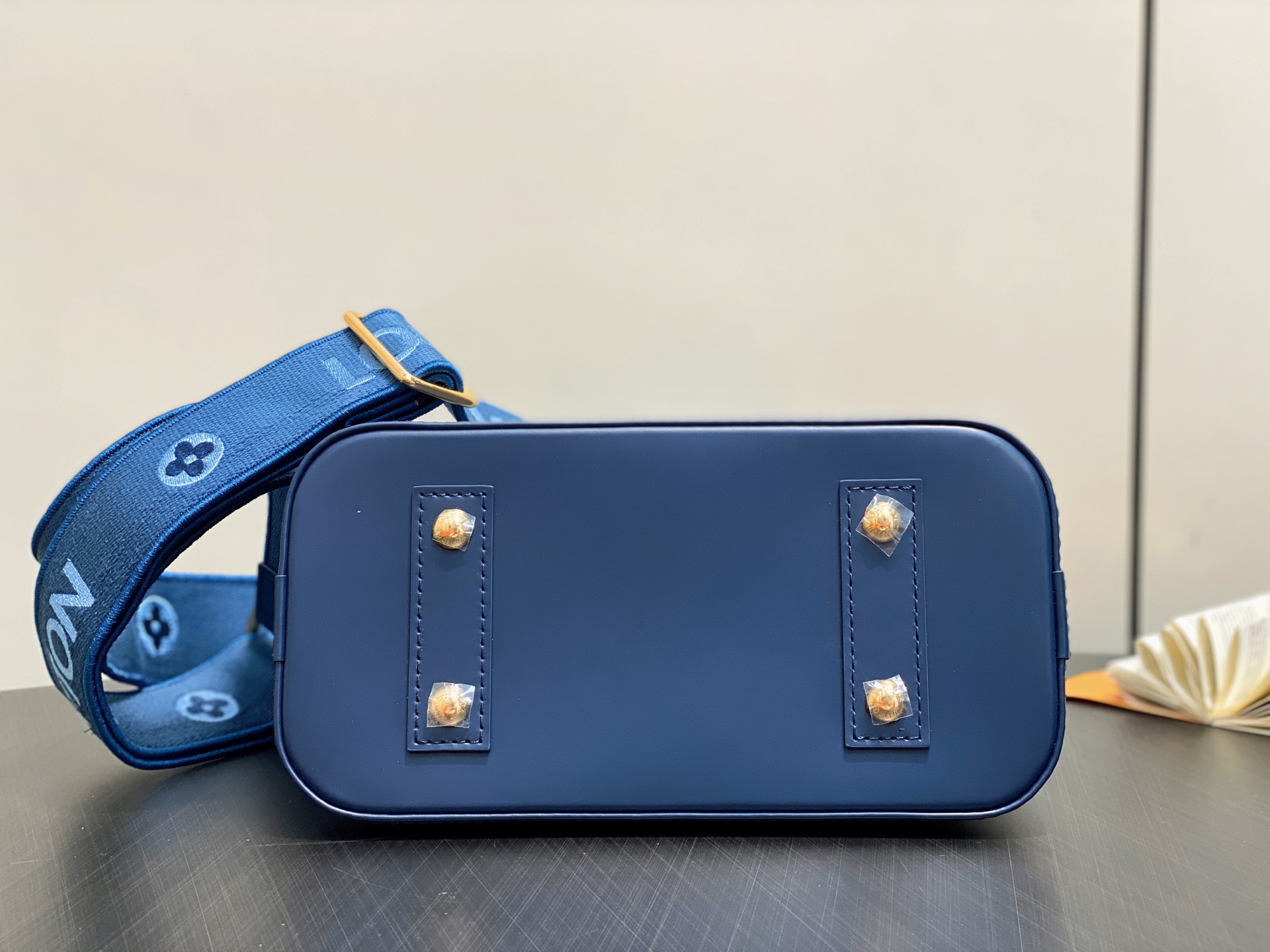 L*V Alma BB(23.5 x 17.5 x 11.5CM)