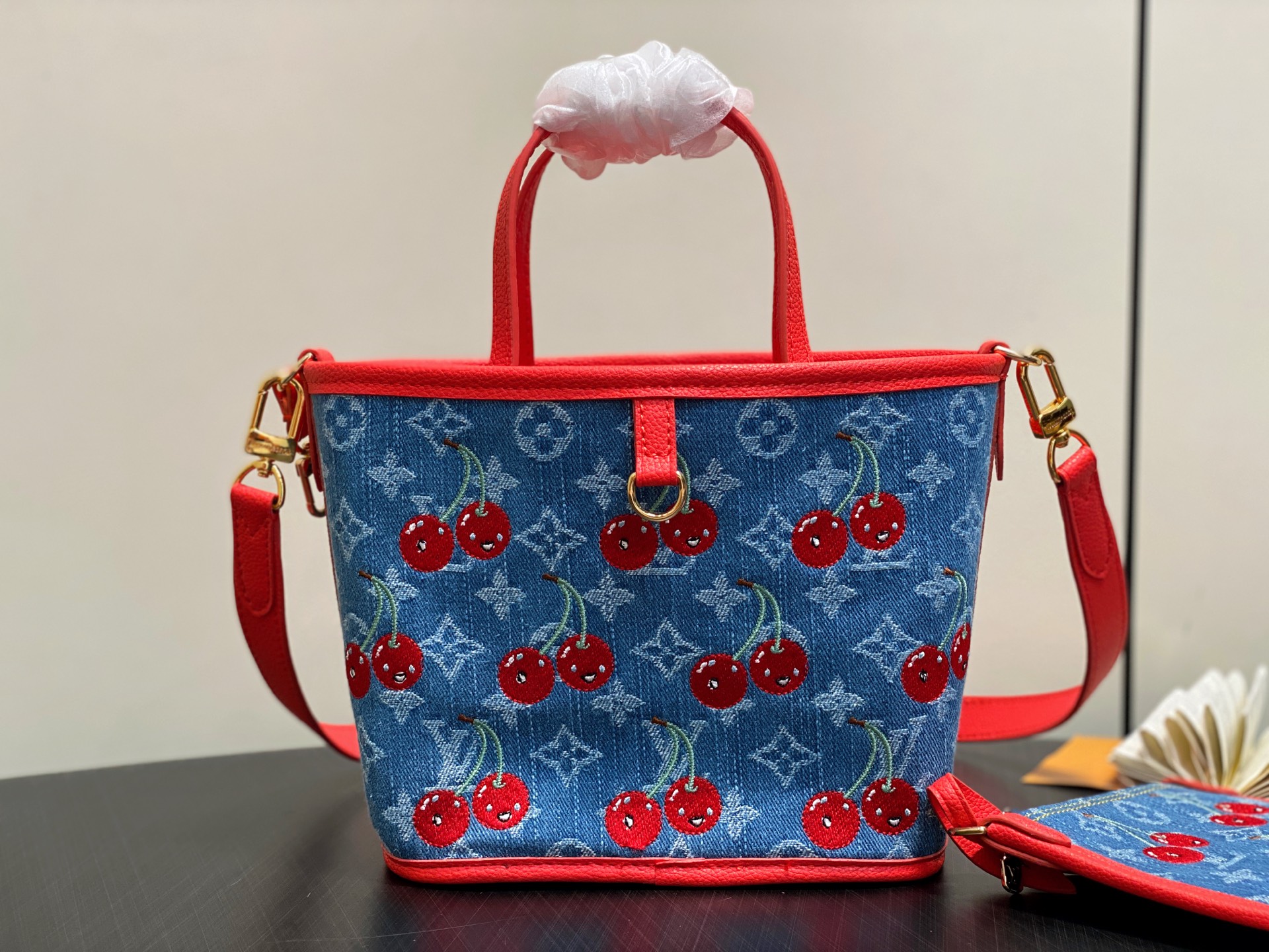 Louis Vuitton Neverfull linside Out BB(26.5 x 16.5 x 11CM)