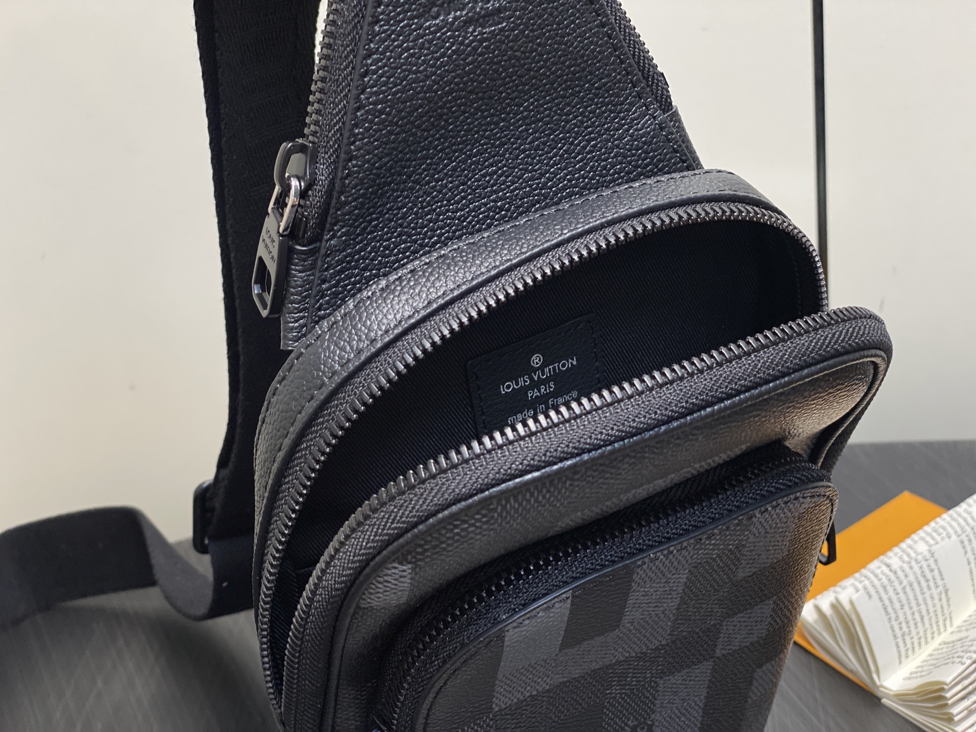 LV Bolsa Sling Avenue Bag(16x33x5.7CM)