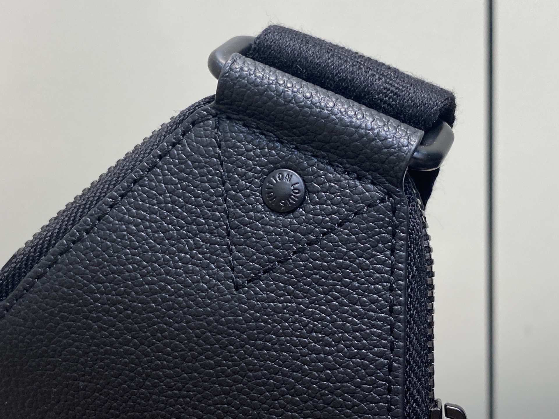 LV Bolsa Sling Avenue Bag(16x33x5.7CM)