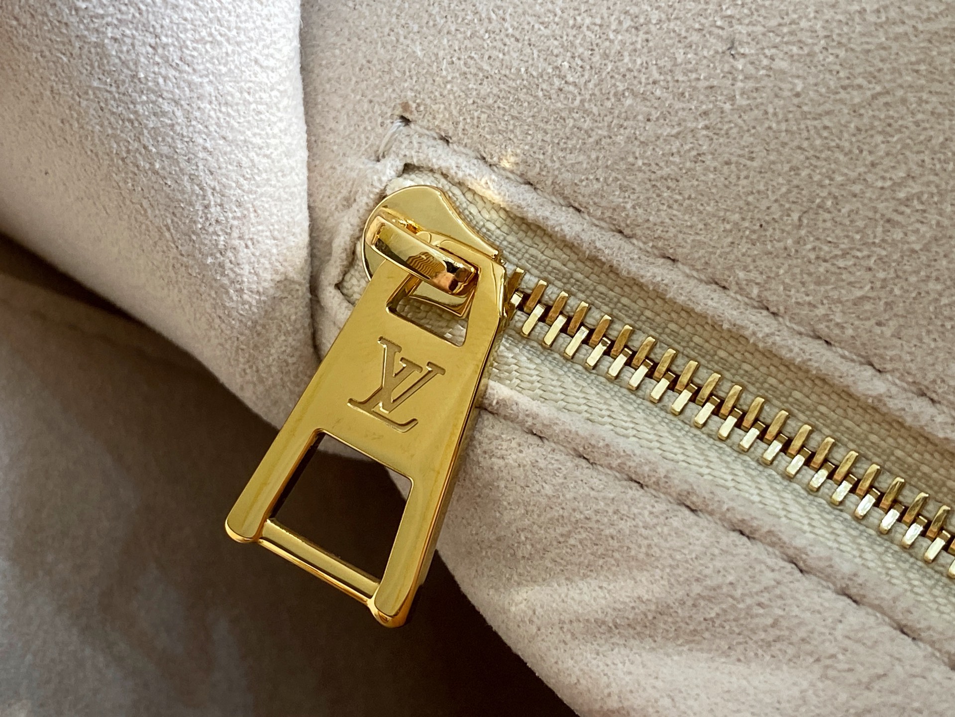 Louis Vuitton Romance OnTheGo PM-25 x 19 x 11.5 CM