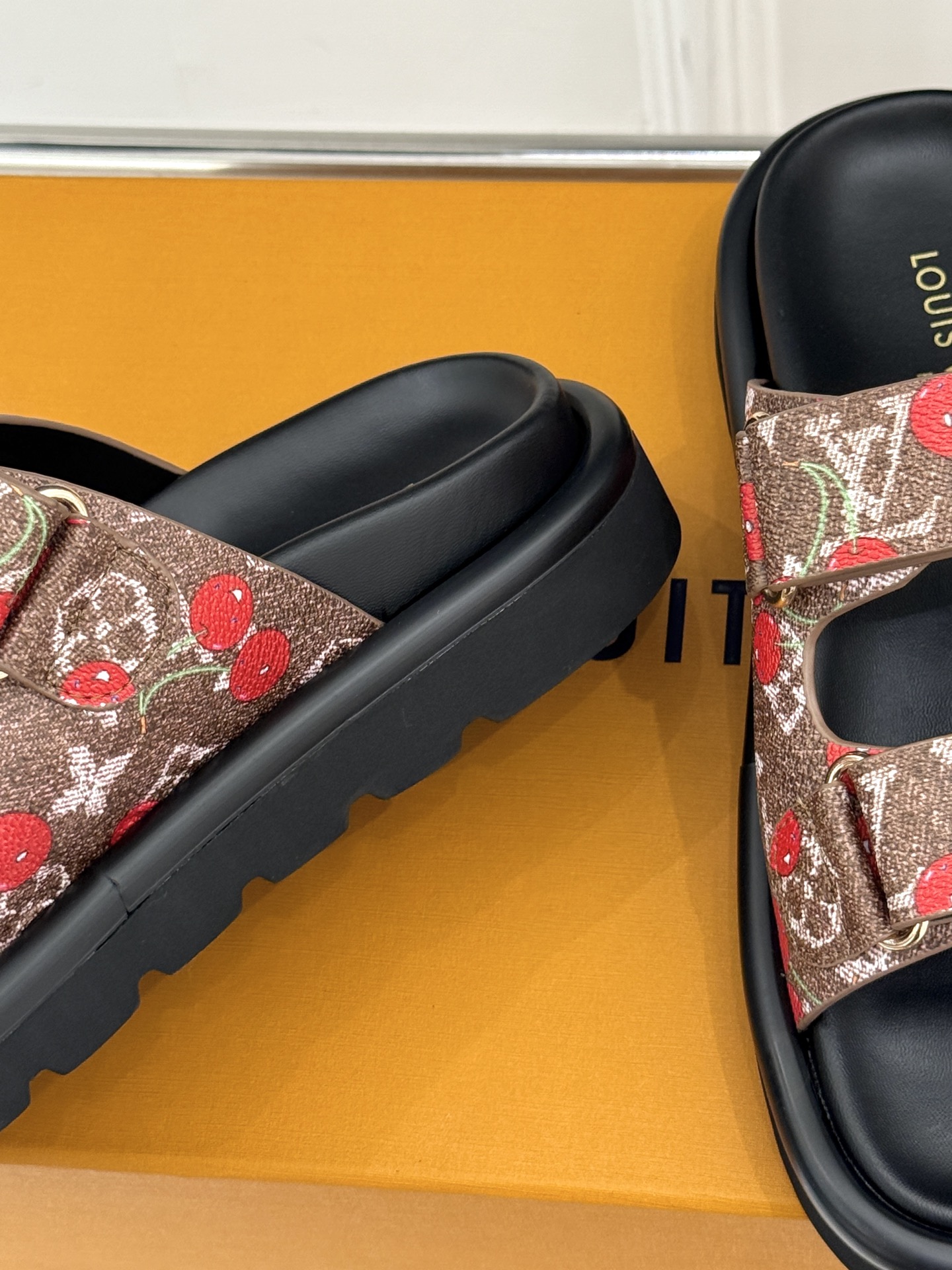 Louis Vuitt0n Slides(EU35-43)