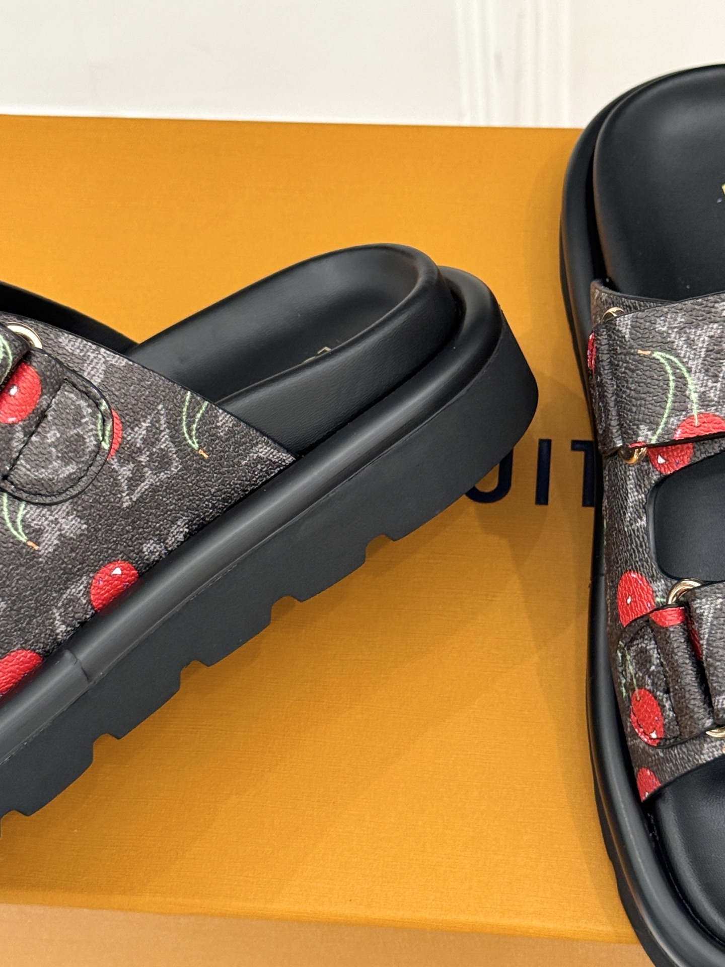 Louis Vuitt0n Slides(EU35-43)