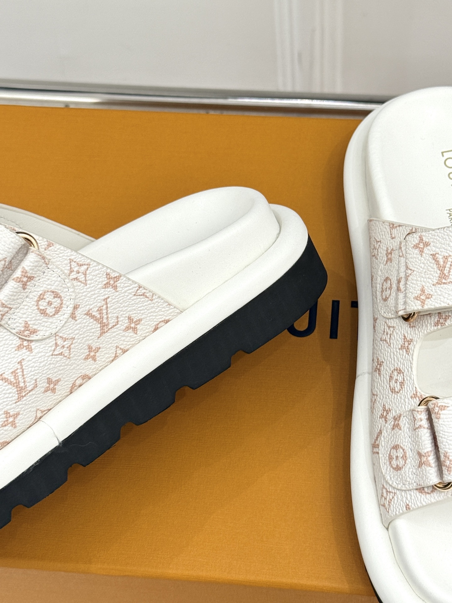 Louis Vuitt0n Slides(EU35-43)