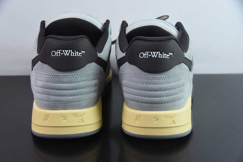 Off-White Sneaker
