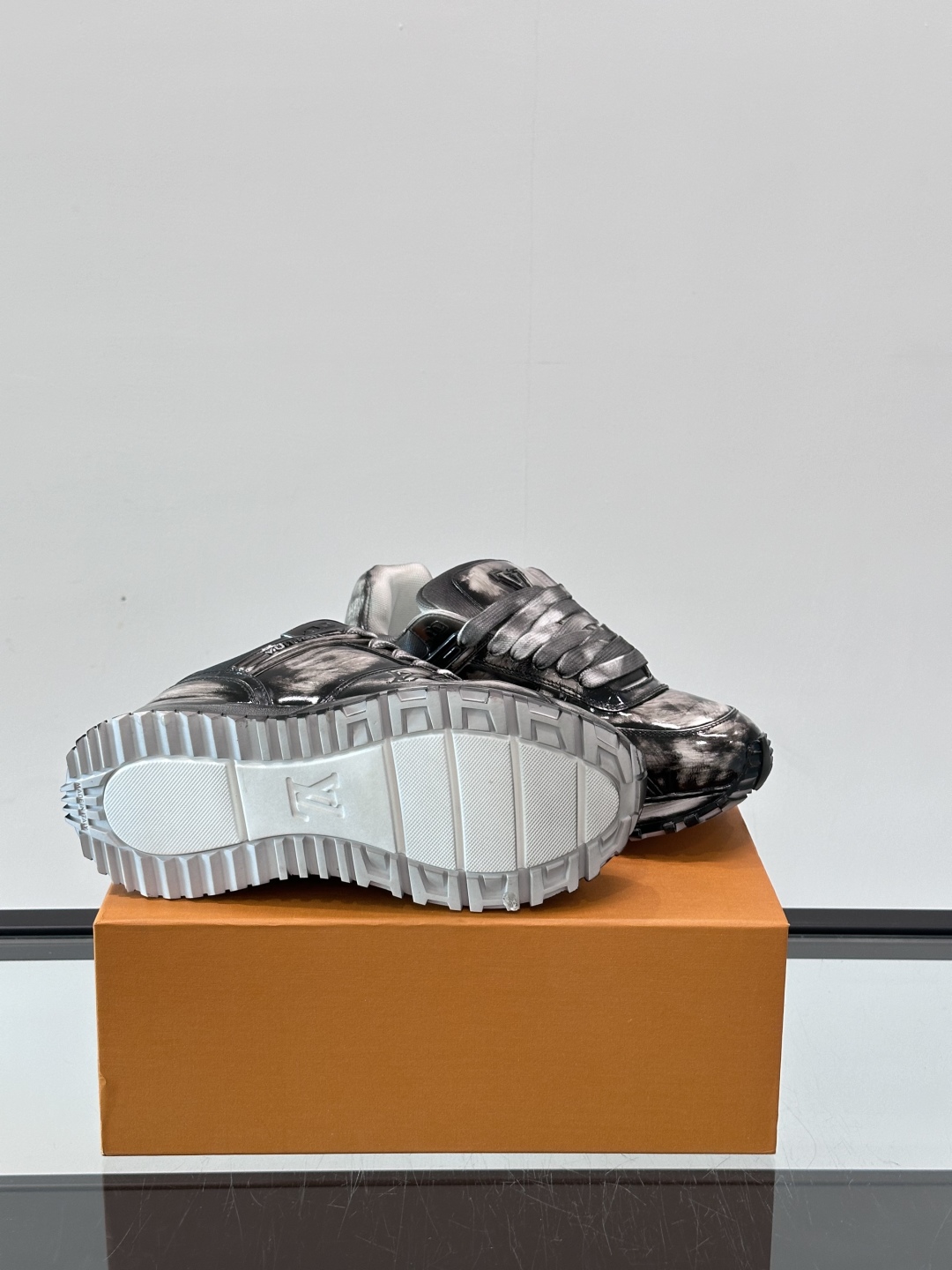 Lo*uis Vu*itton Run Away Sneakers(EU39-46)