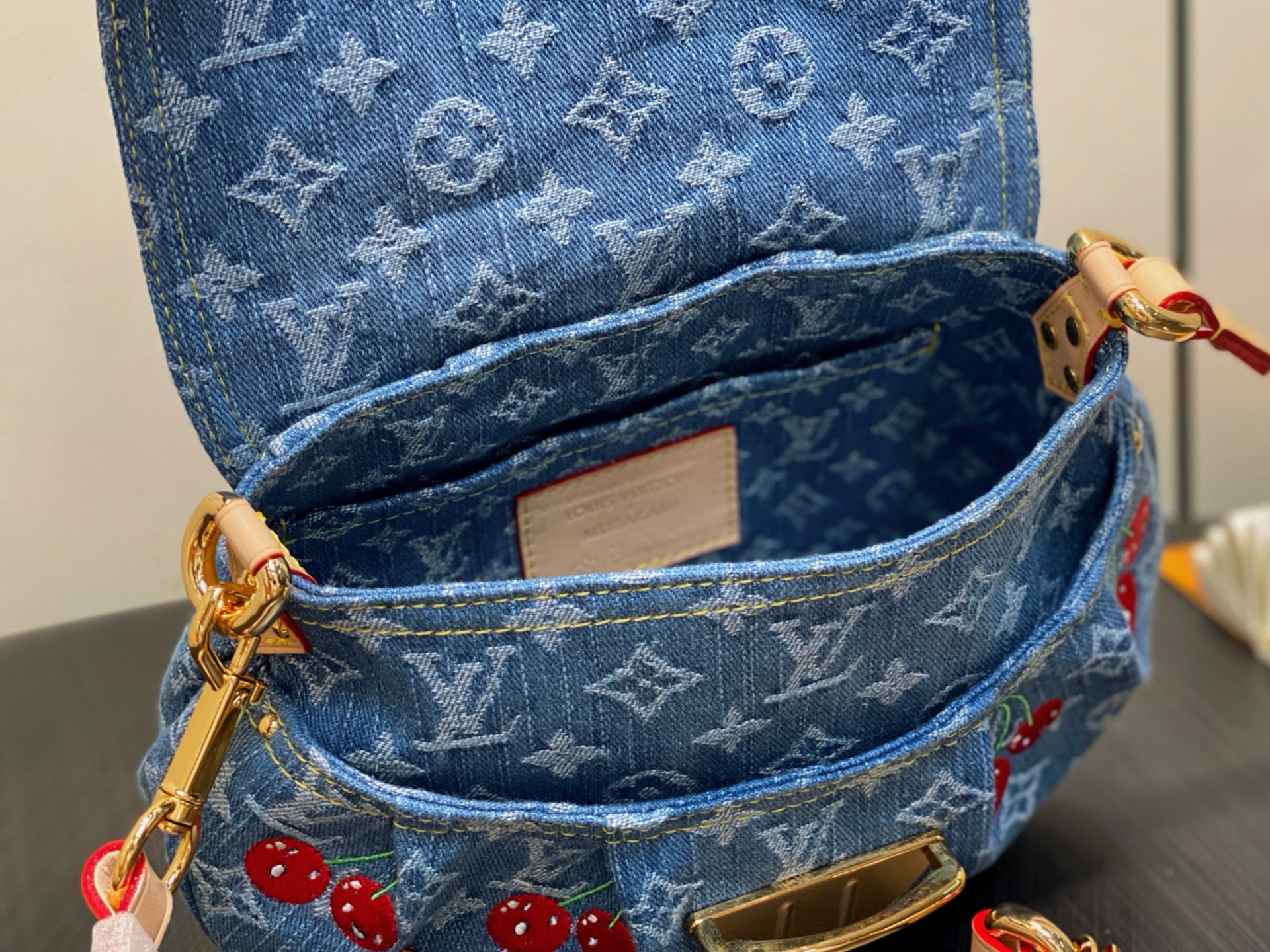 Louis Vuitton TM Sunset Bag(27 × 18 × 3CM)