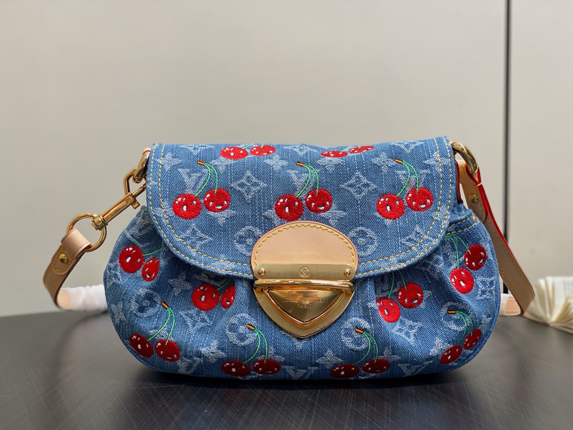 Louis Vuitton TM Sunset Bag(27 × 18 × 3CM)