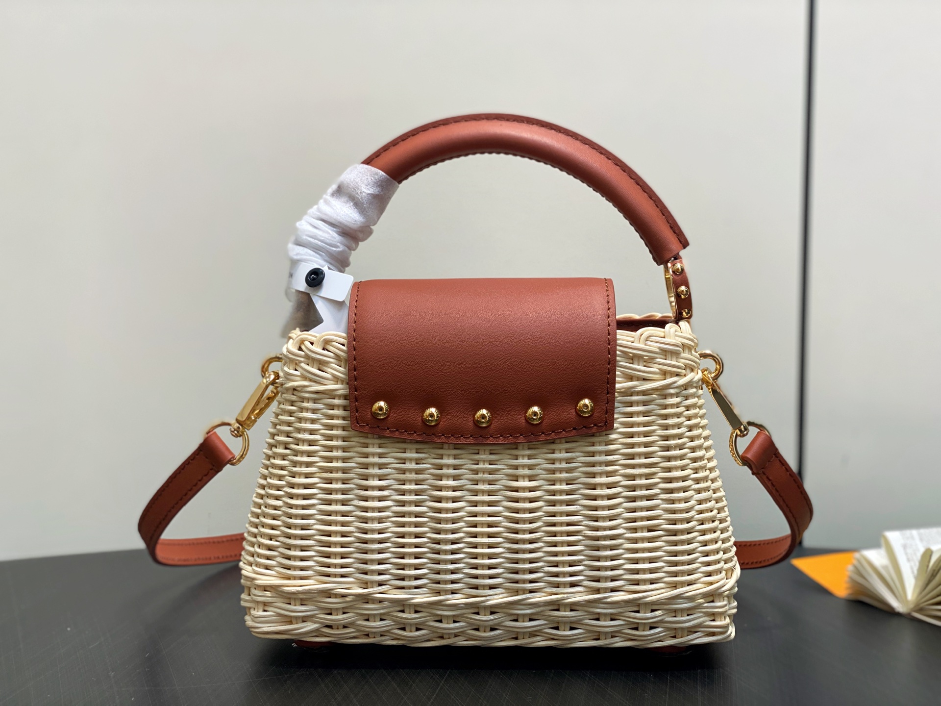 Lo*uis Vuitton Capucines BB Hl Bag(21 x 8 x 14CM)