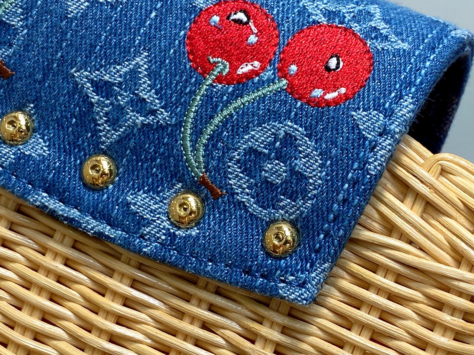 Lo*uis Vuitton Capucines BB Hl Bag(21 x 8 x 14CM)