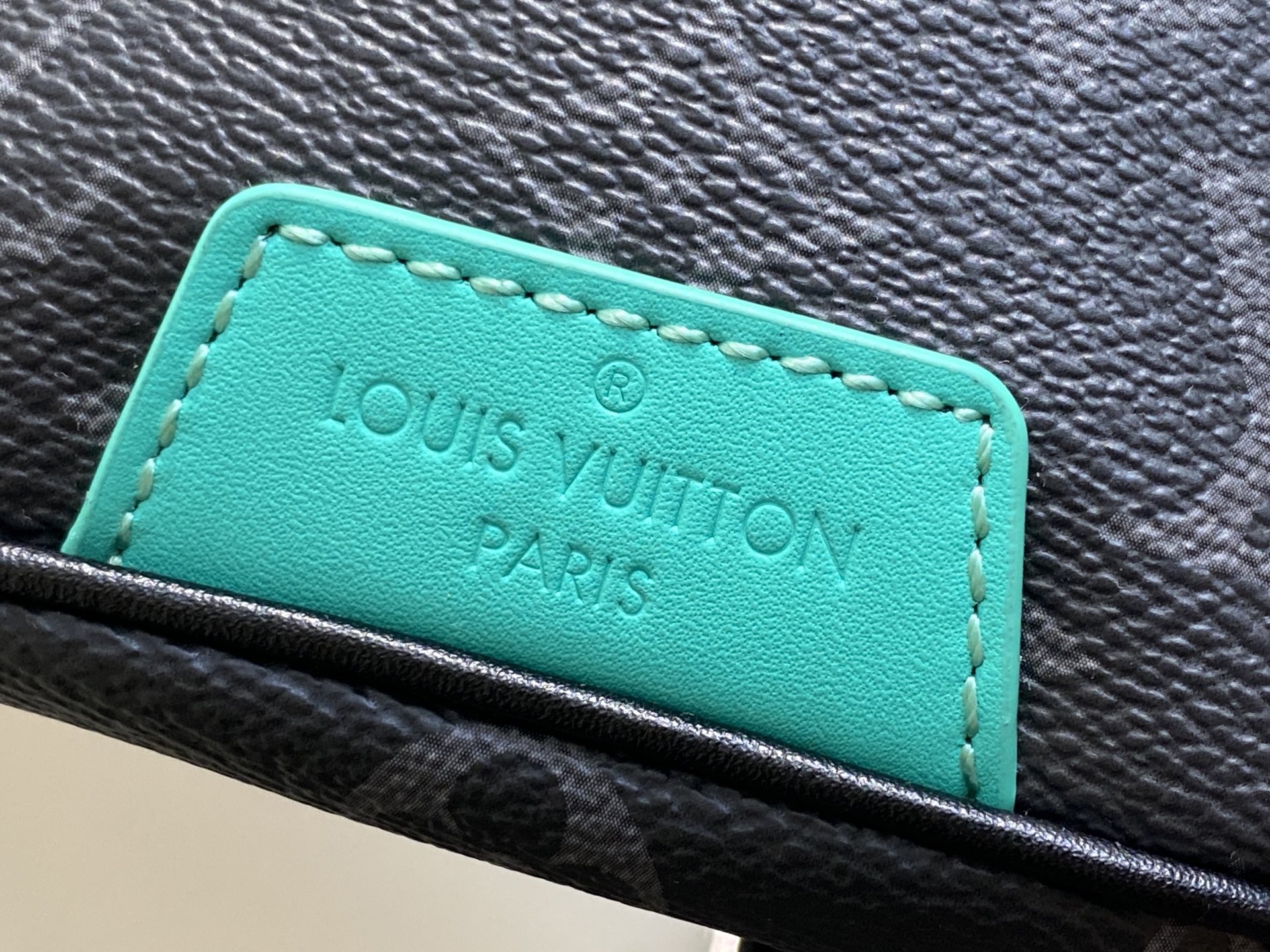 Louis Vuitton Discovery Bumbag Bag (15 x 9 x 44 CM)