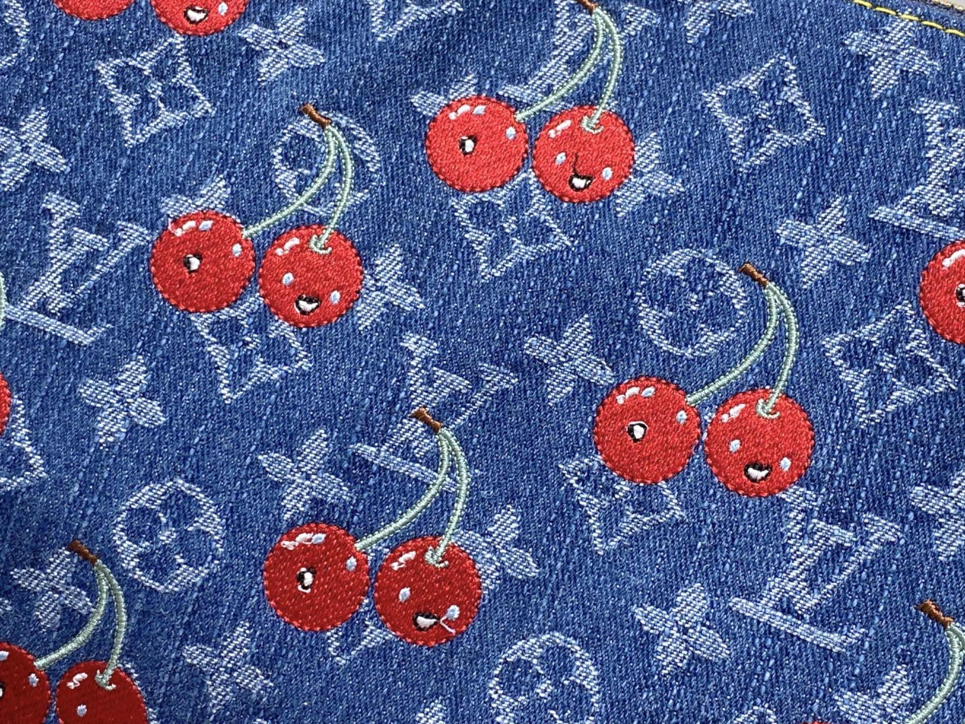 Louis Vuitton Coussin Bag (20 x 12 x 26CM)