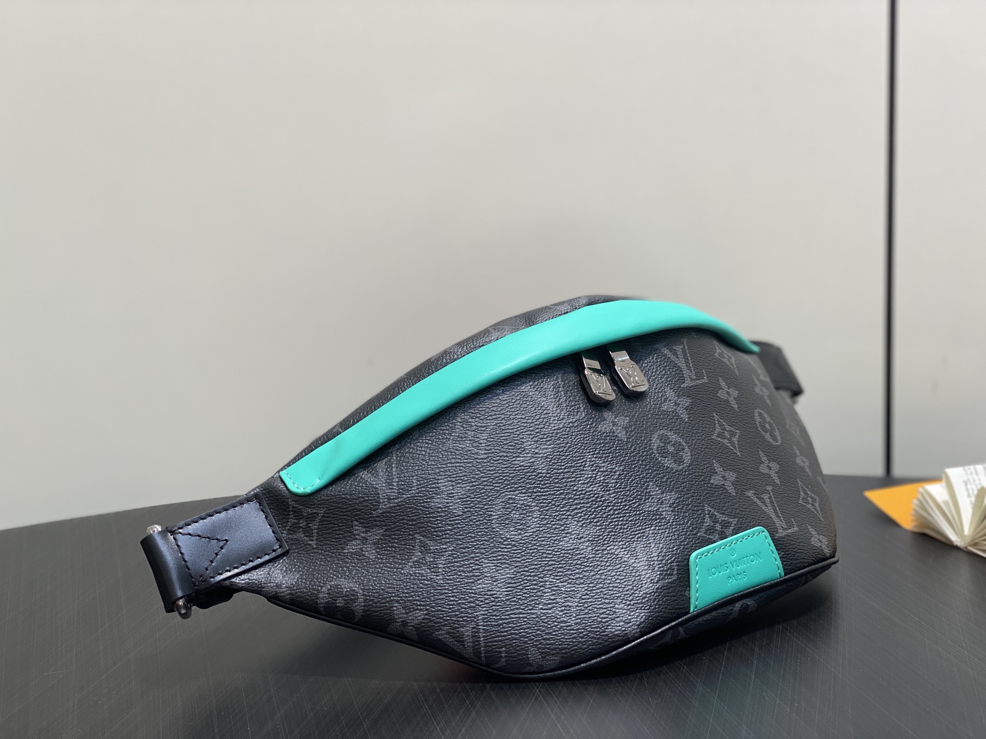 Louis Vuitton Discovery Bumbag Bag (15 x 9 x 44 CM)