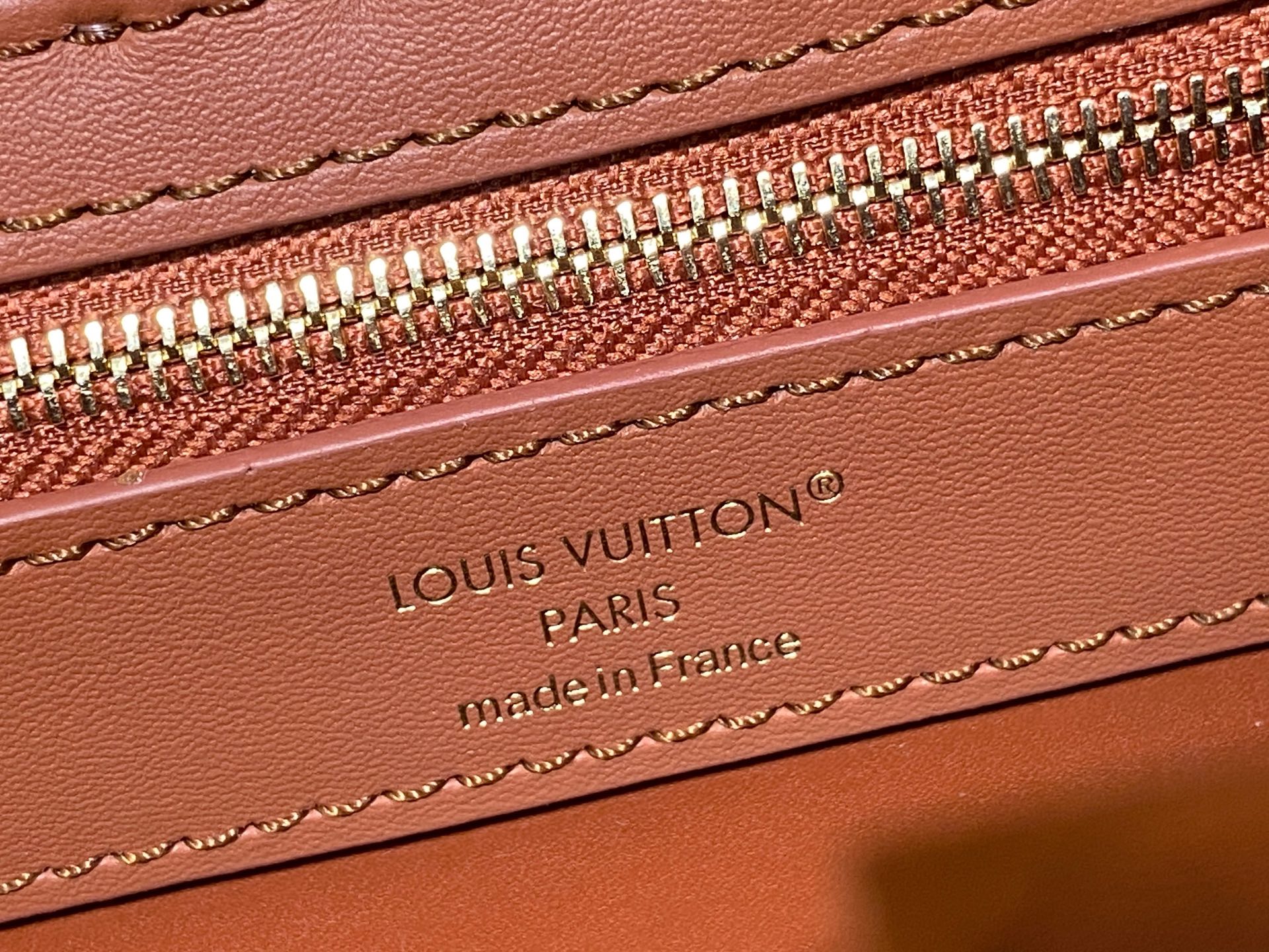 Lo*uis Vuitton Capucines BB Hl Bag(21 x 8 x 14CM)