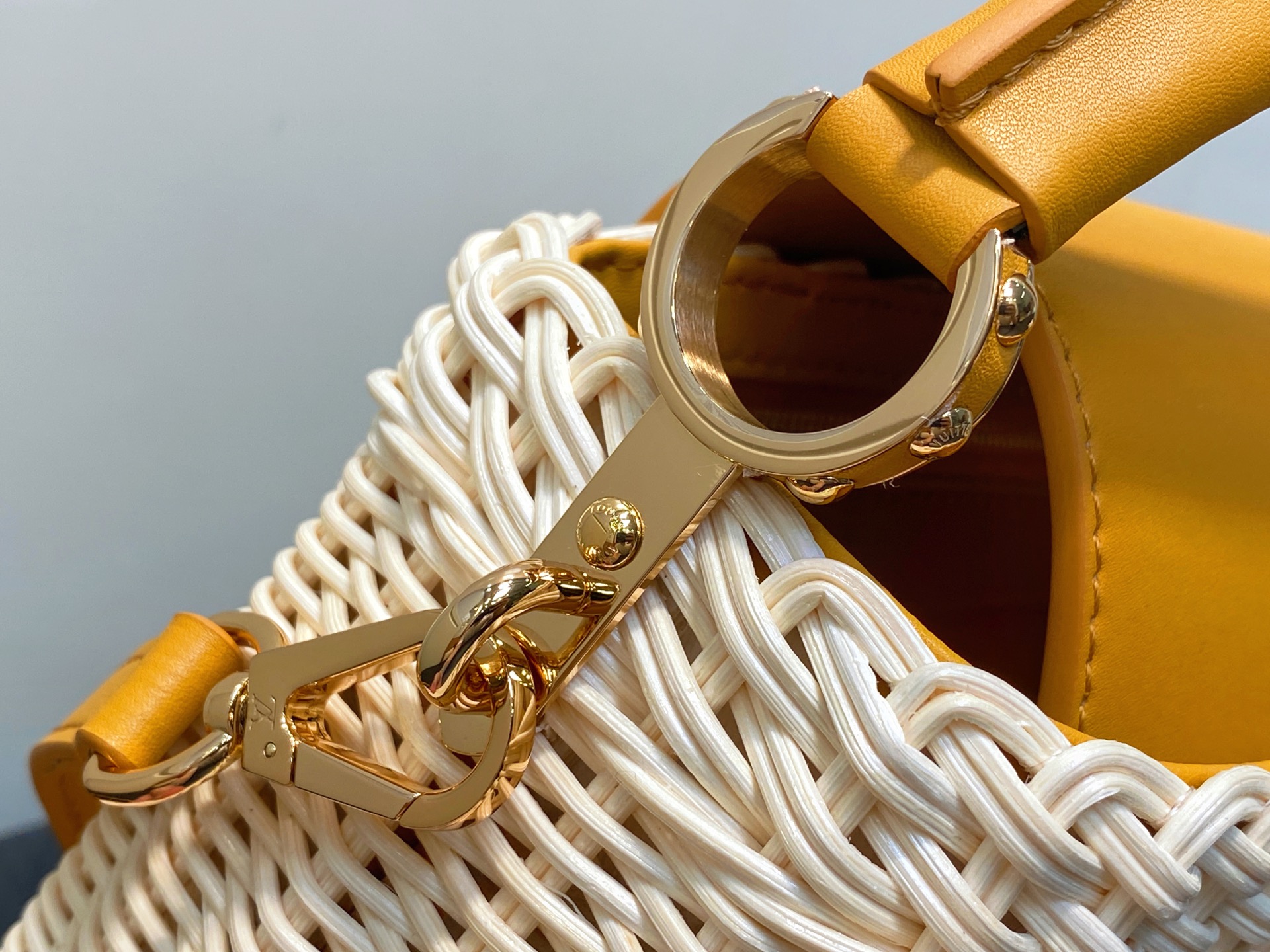 Lo*uis Vuitton Capucines BB Hl Bag(21 x 8 x 14CM)