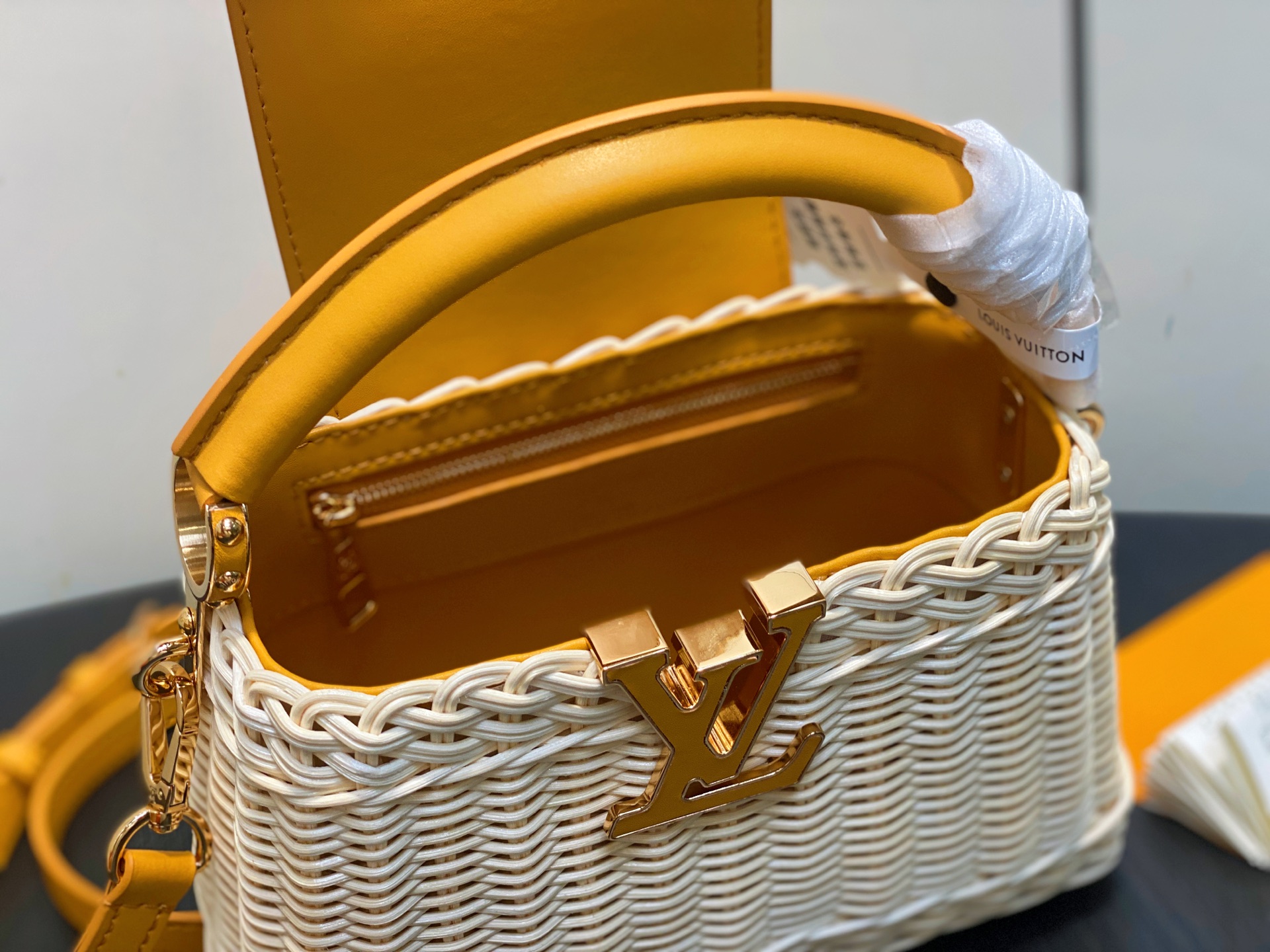 Lo*uis Vuitton Capucines BB Hl Bag(21 x 8 x 14CM)