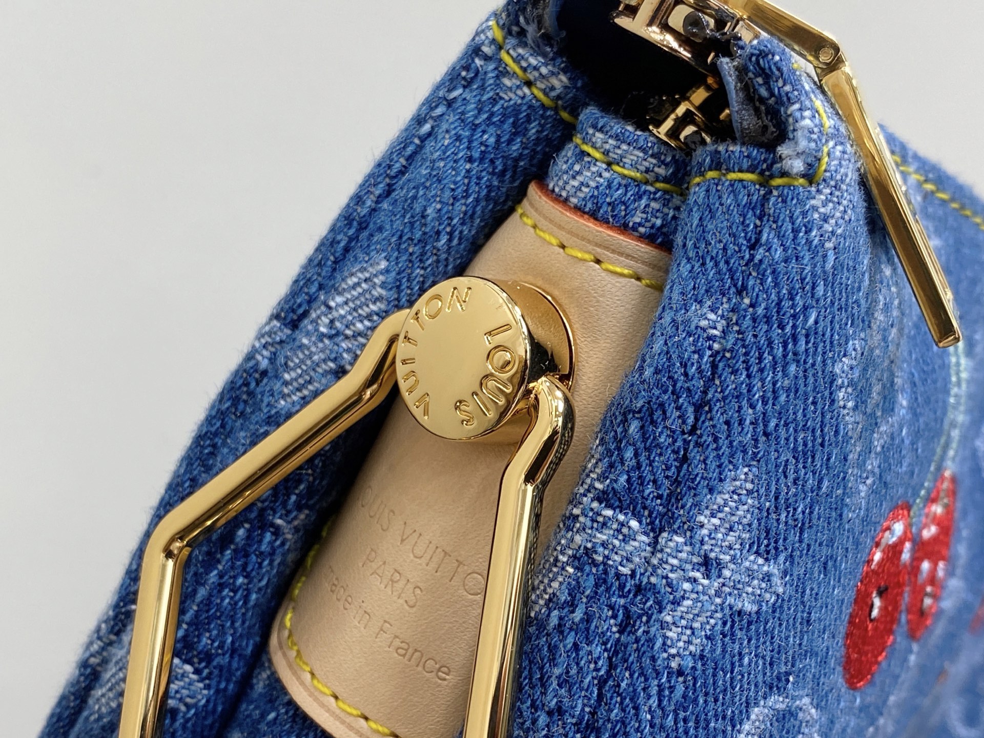 Louis Vuitton Coussin Bag (20 x 12 x 26CM)