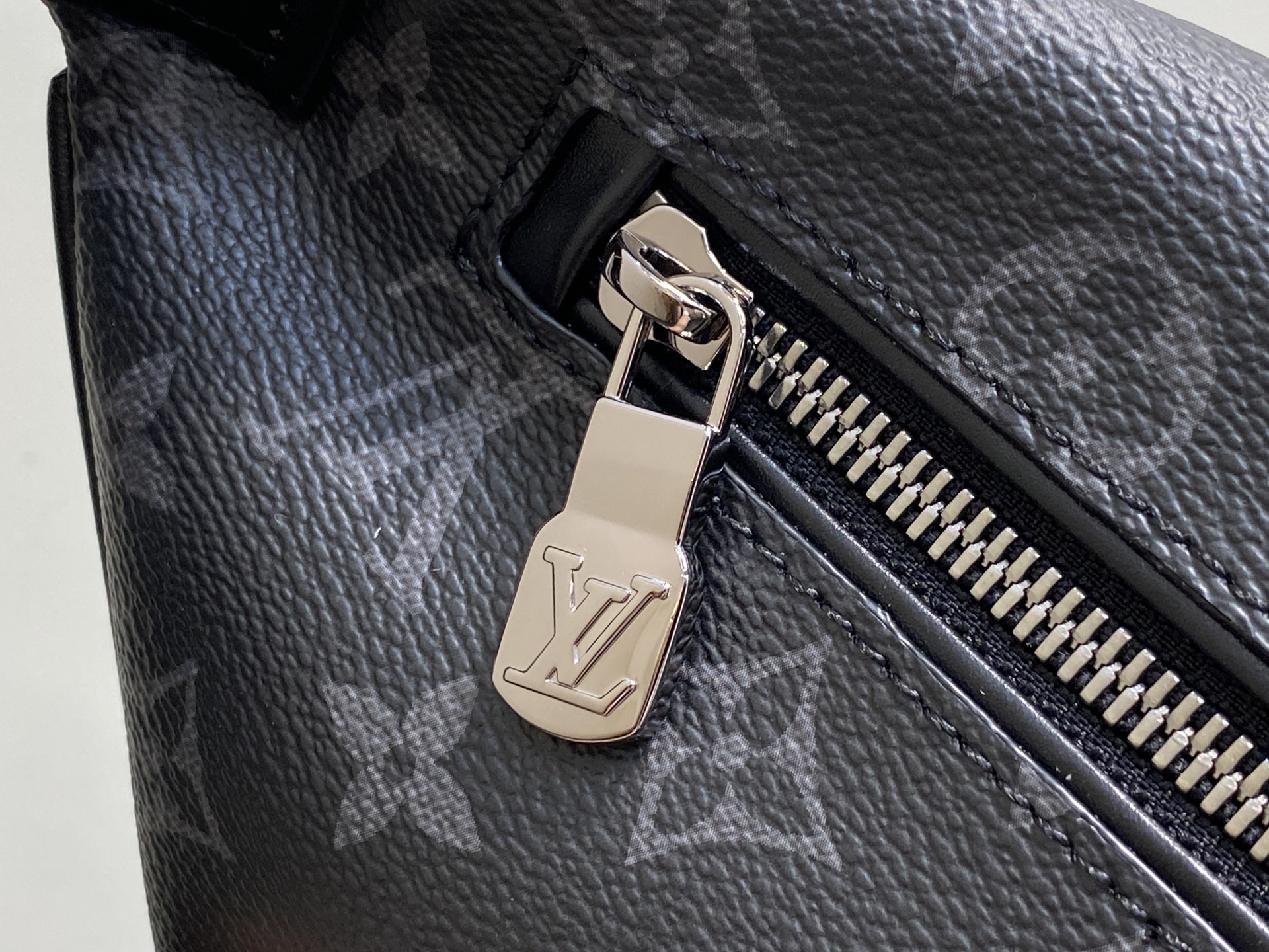 Louis Vuitton Discovery Bumbag Bag (15 x 9 x 44 CM)