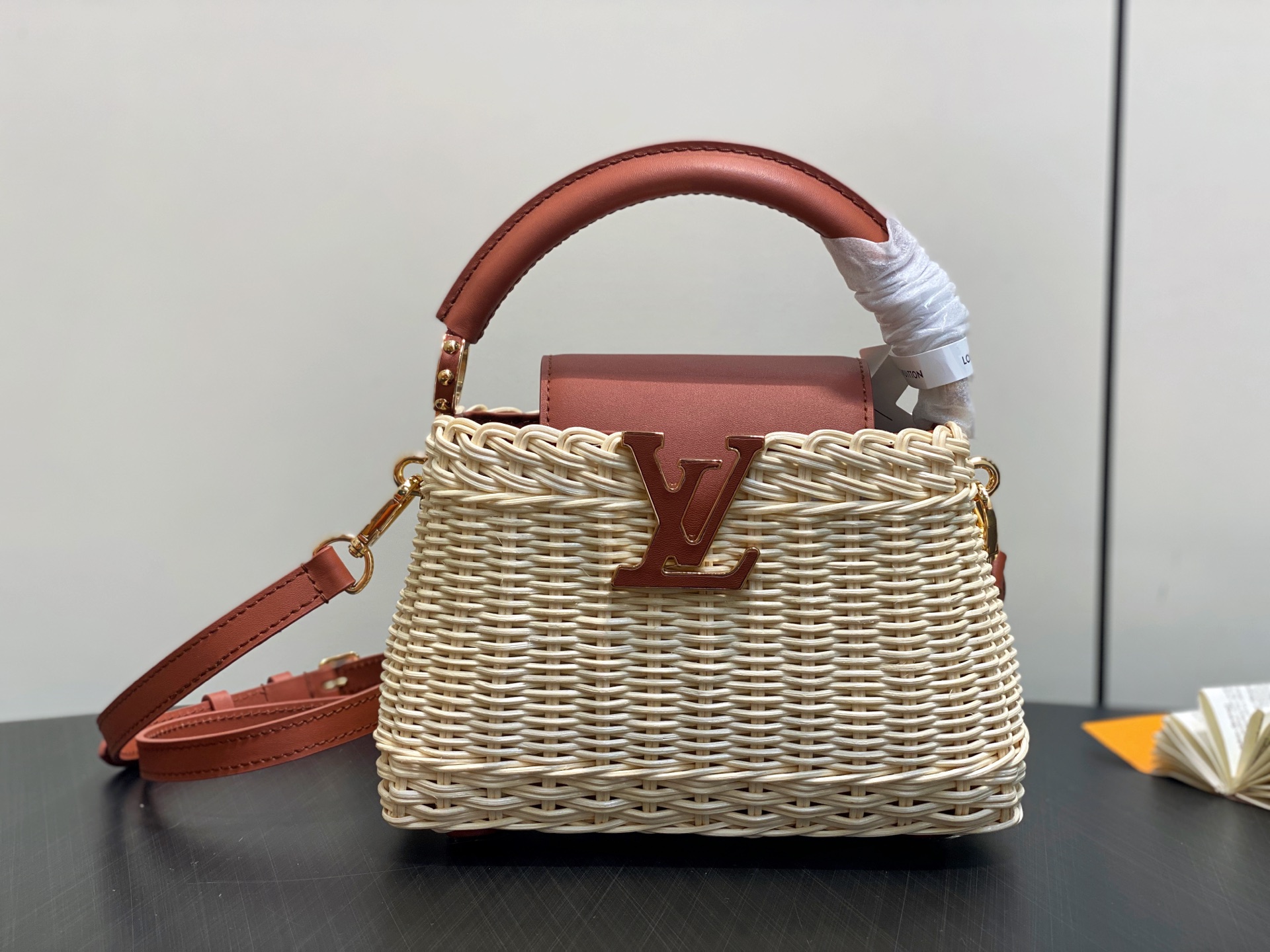 Lo*uis Vuitton Capucines BB Hl Bag(21 x 8 x 14CM)