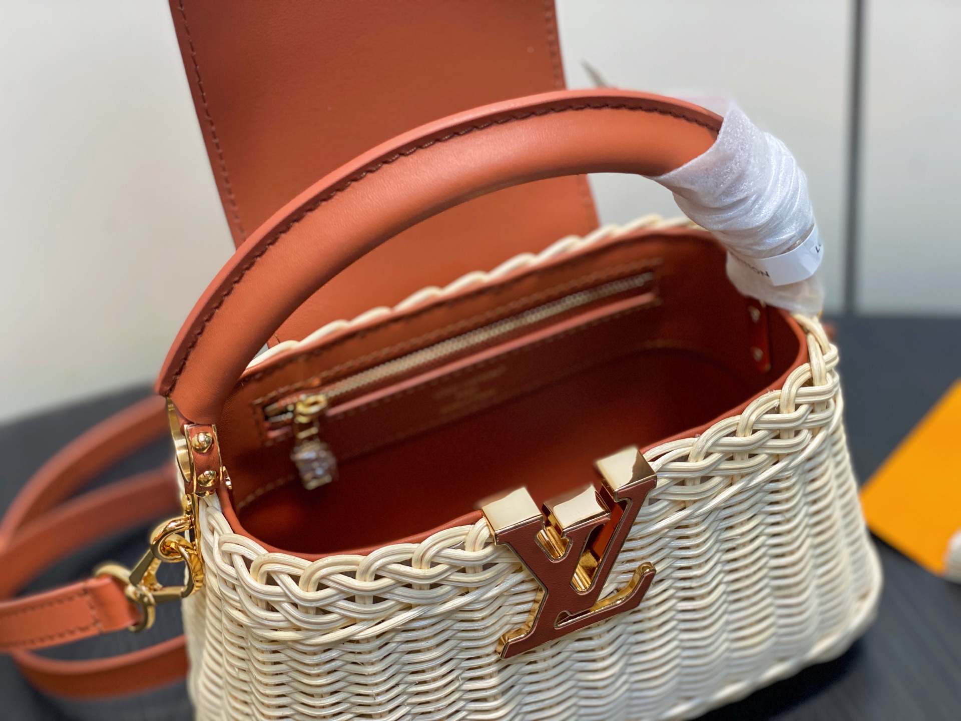 Lo*uis Vuitton Capucines BB Hl Bag(21 x 8 x 14CM)