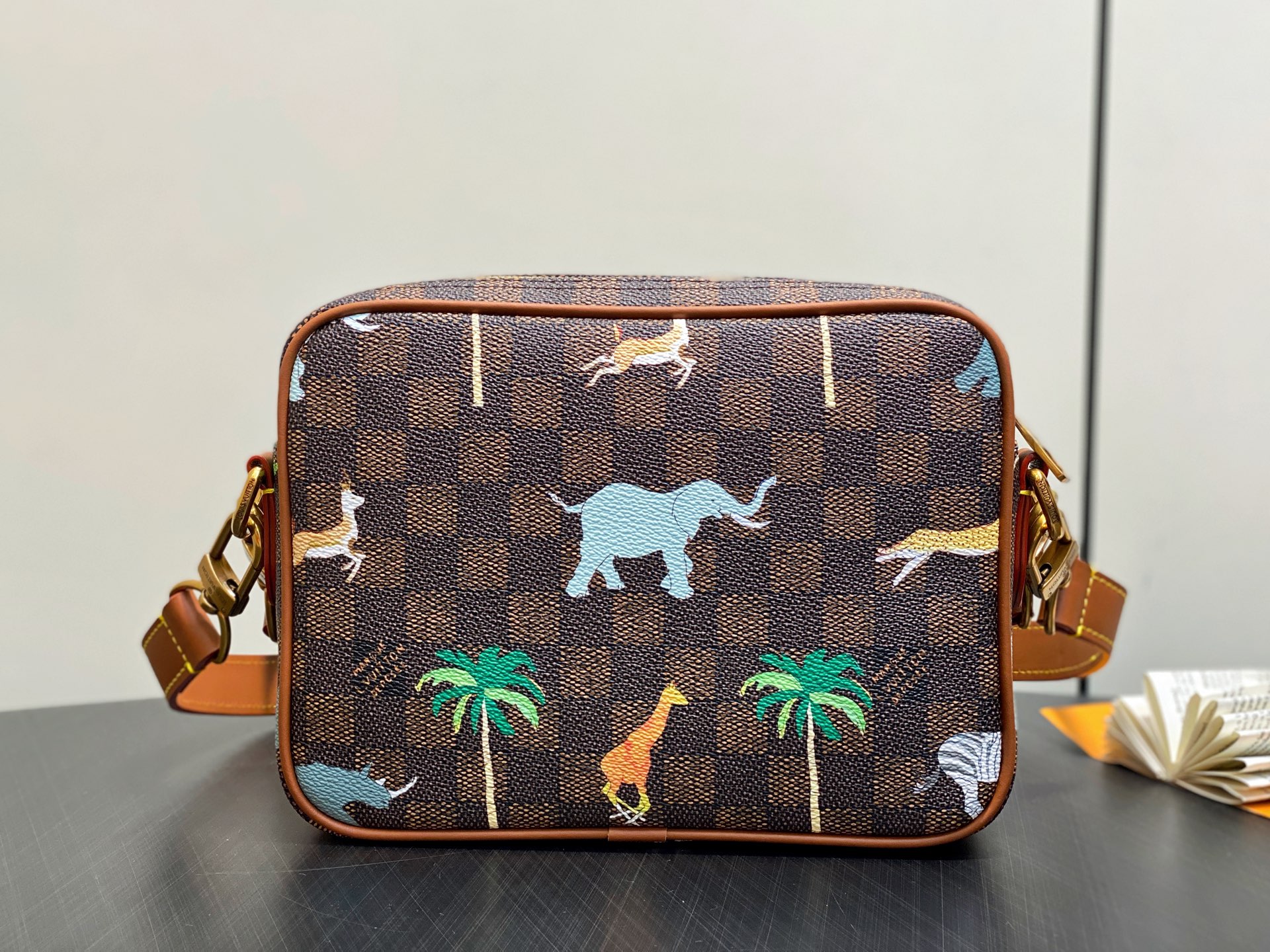 Lo*uis Vuitton Nil Bd Bag (17.5 x 11 x 25CM)