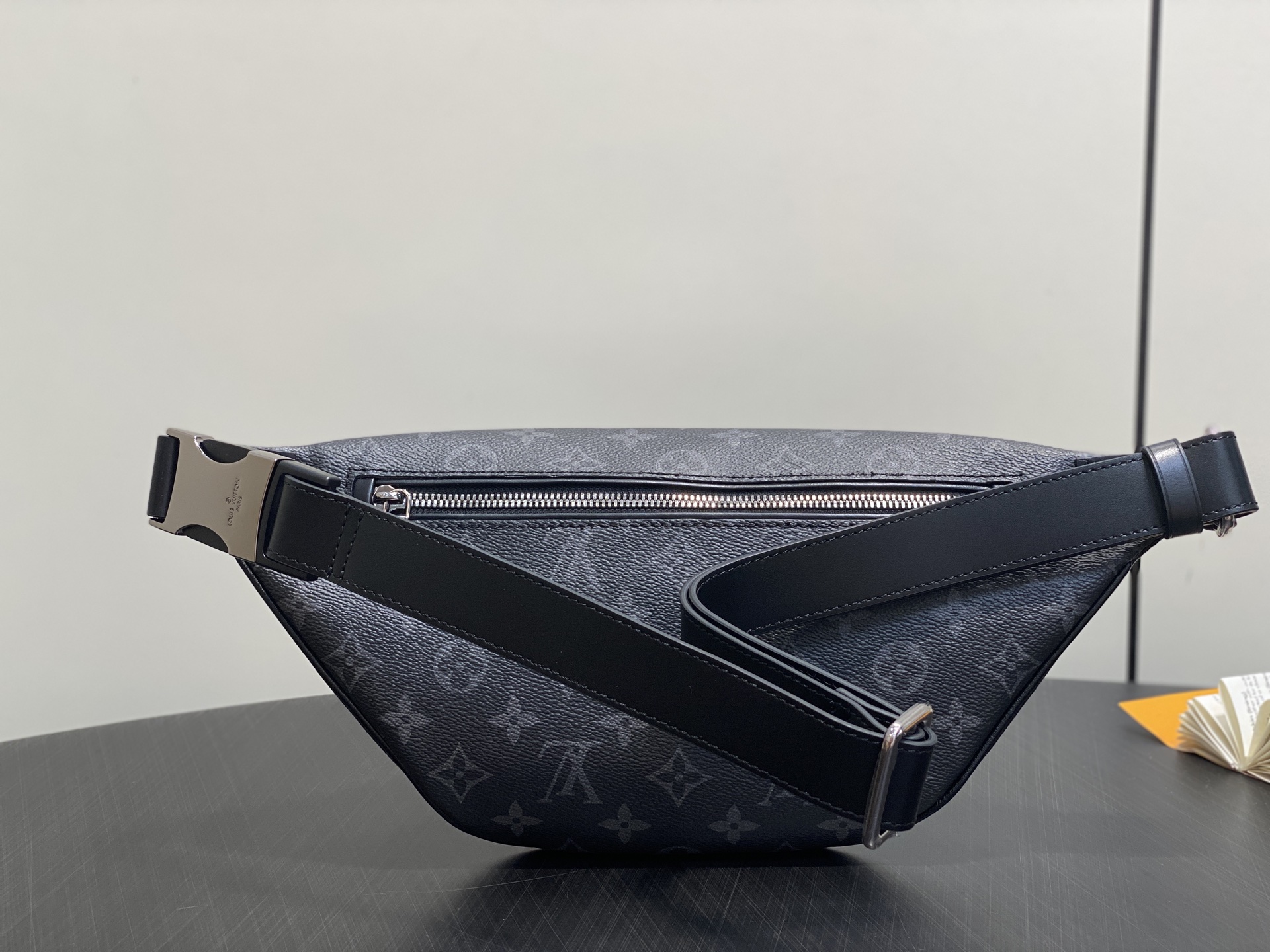 Louis Vuitton Discovery Bumbag Bag (15 x 9 x 44 CM)