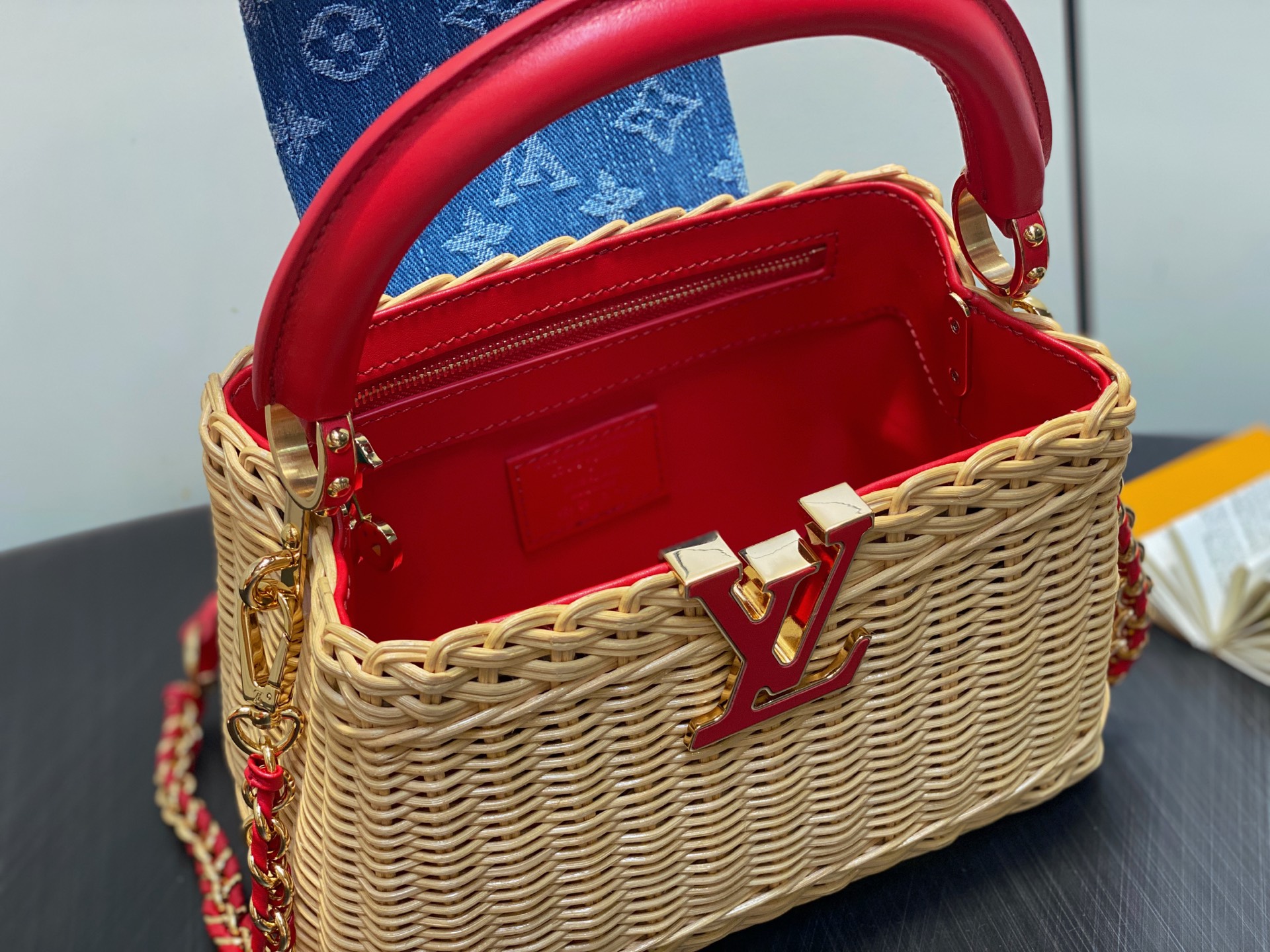 Lo*uis Vuitton Capucines BB Hl Bag(21 x 8 x 14CM)