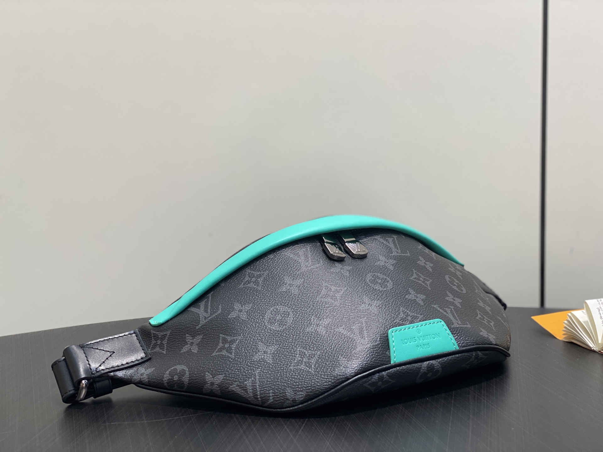Louis Vuitton Discovery Bumbag Bag (15 x 9 x 44 CM)