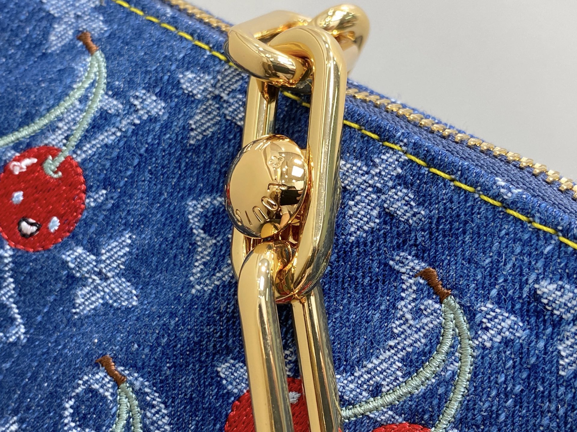 Louis Vuitton Coussin Bag (20 x 12 x 26CM)